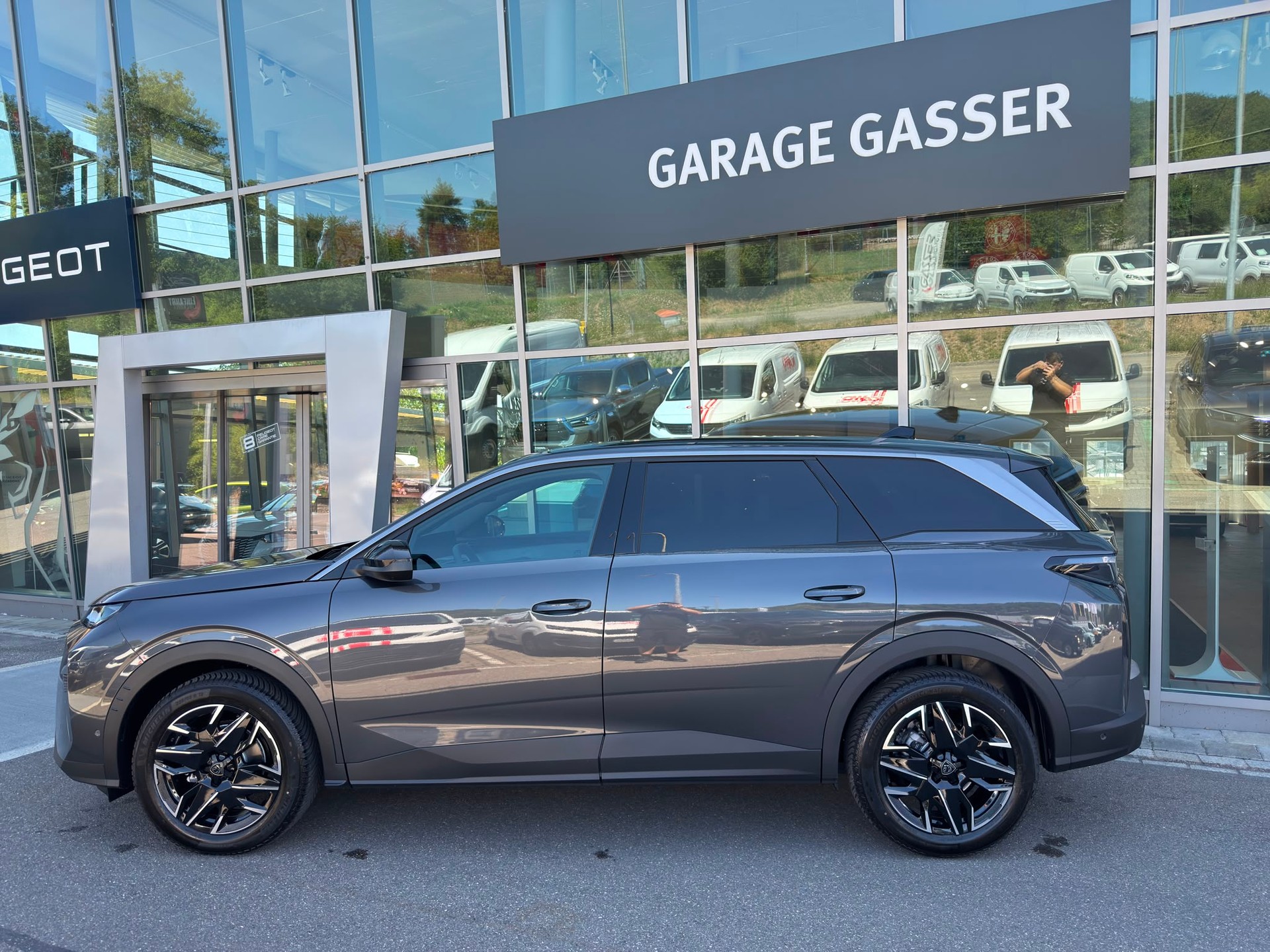 PEUGEOT 5008 145 Hybrid e-DCS6 Allure Premium-showroom-element-2