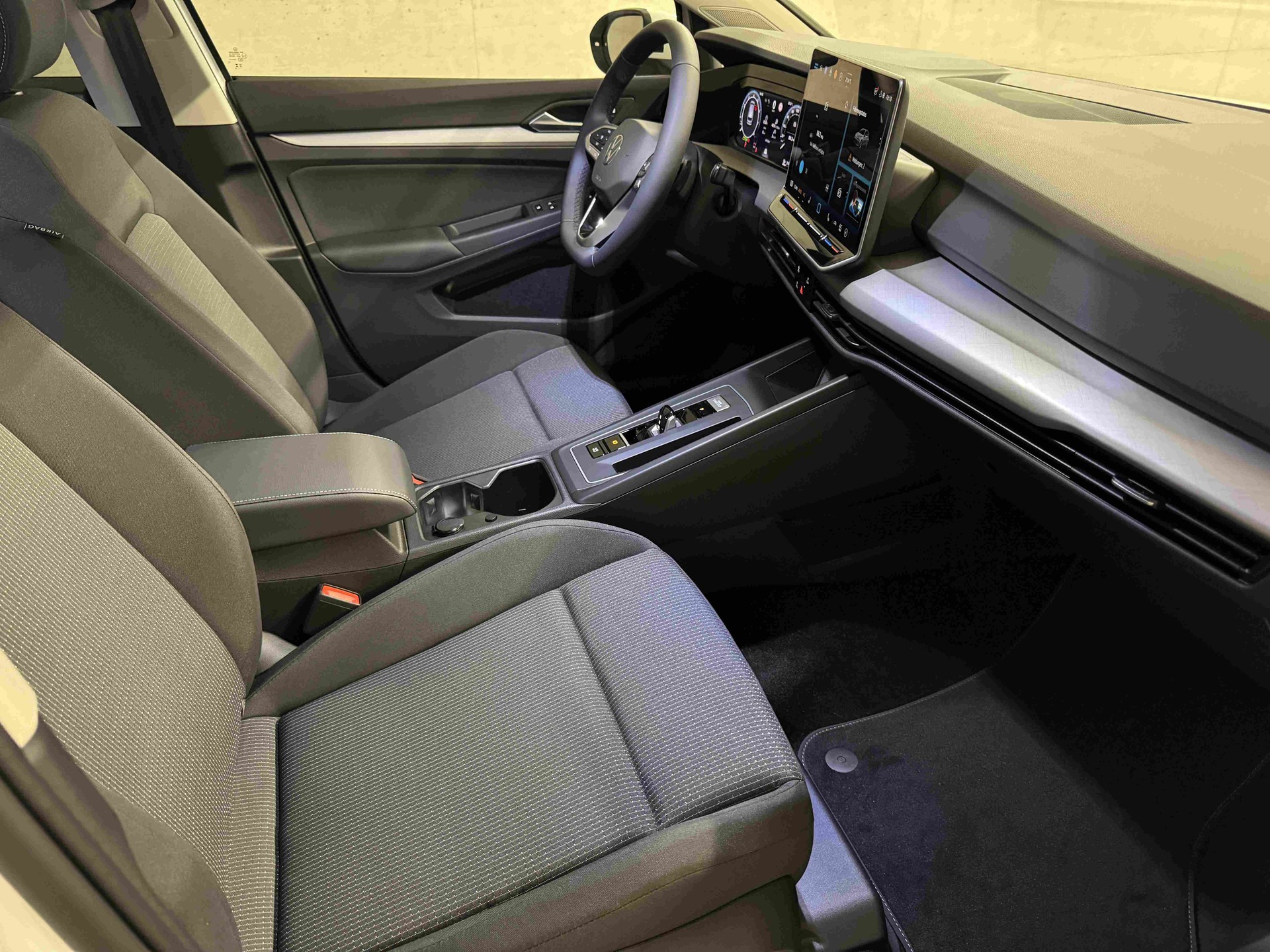 VW Golf Variant 1.5 eTSI mHEV Basis DSG-image-12