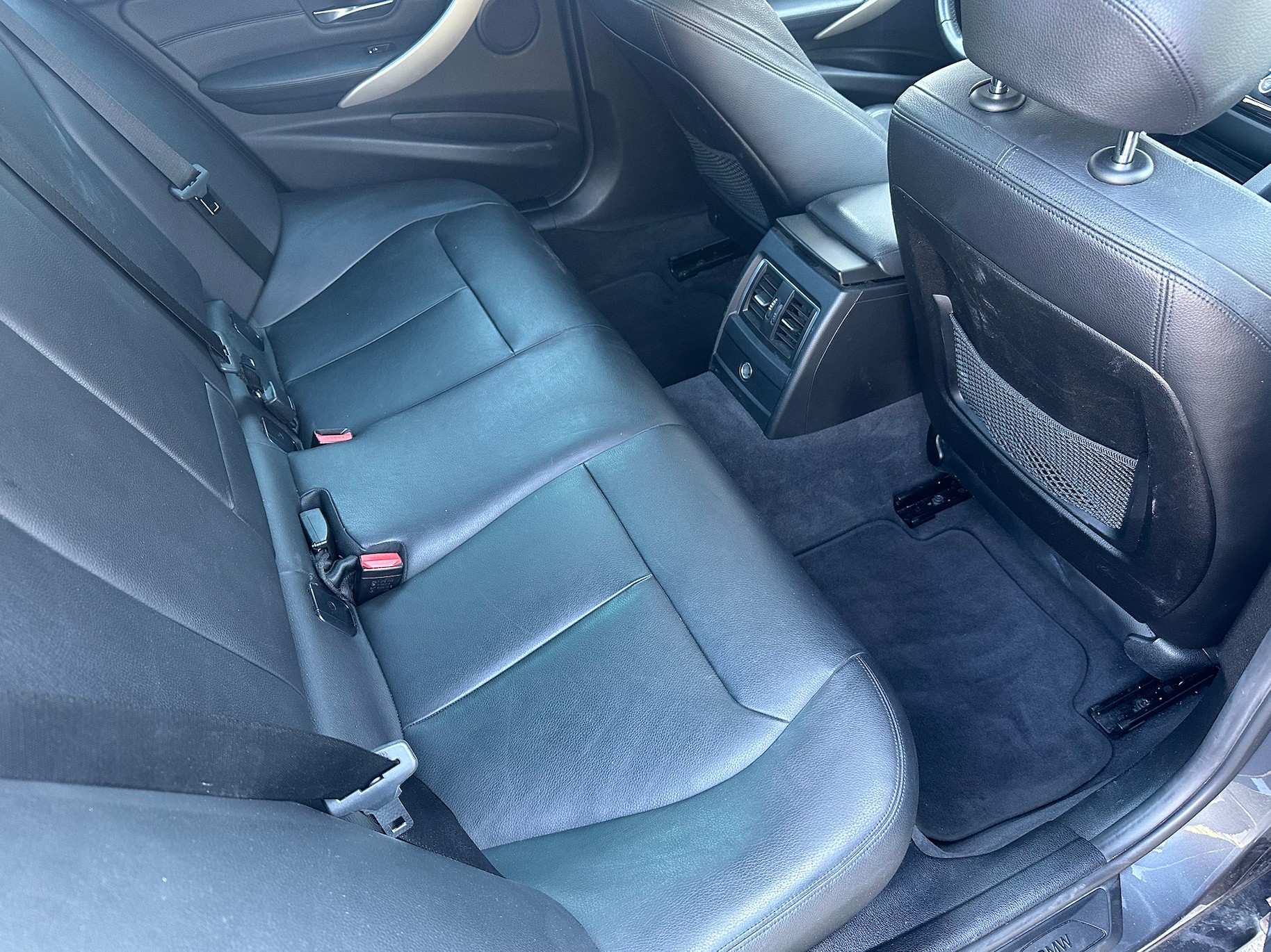 BMW 330d xDrive Luxury Line Steptronic-image-12