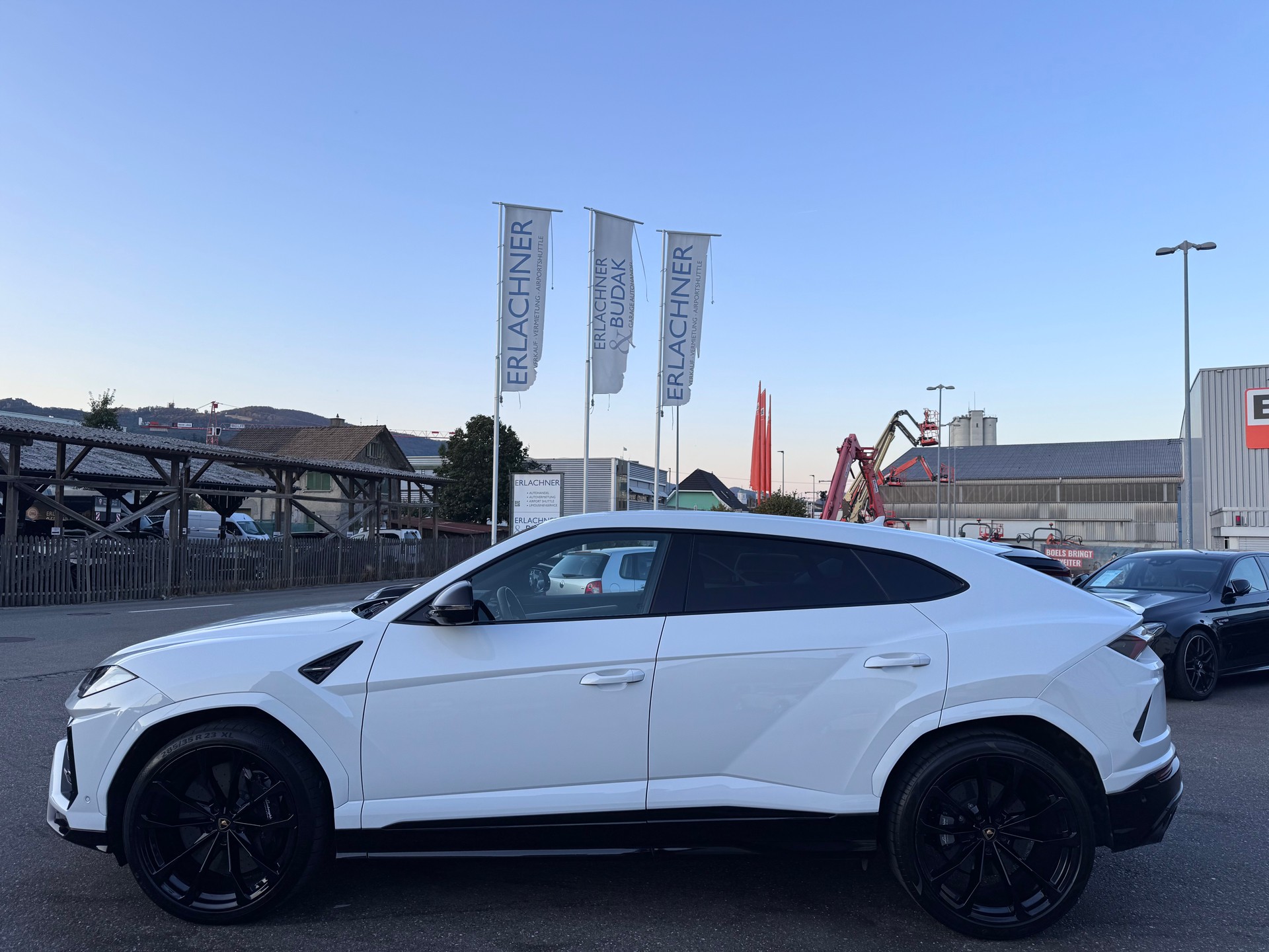 LAMBORGHINI Urus E-Gear-showroom-element-2