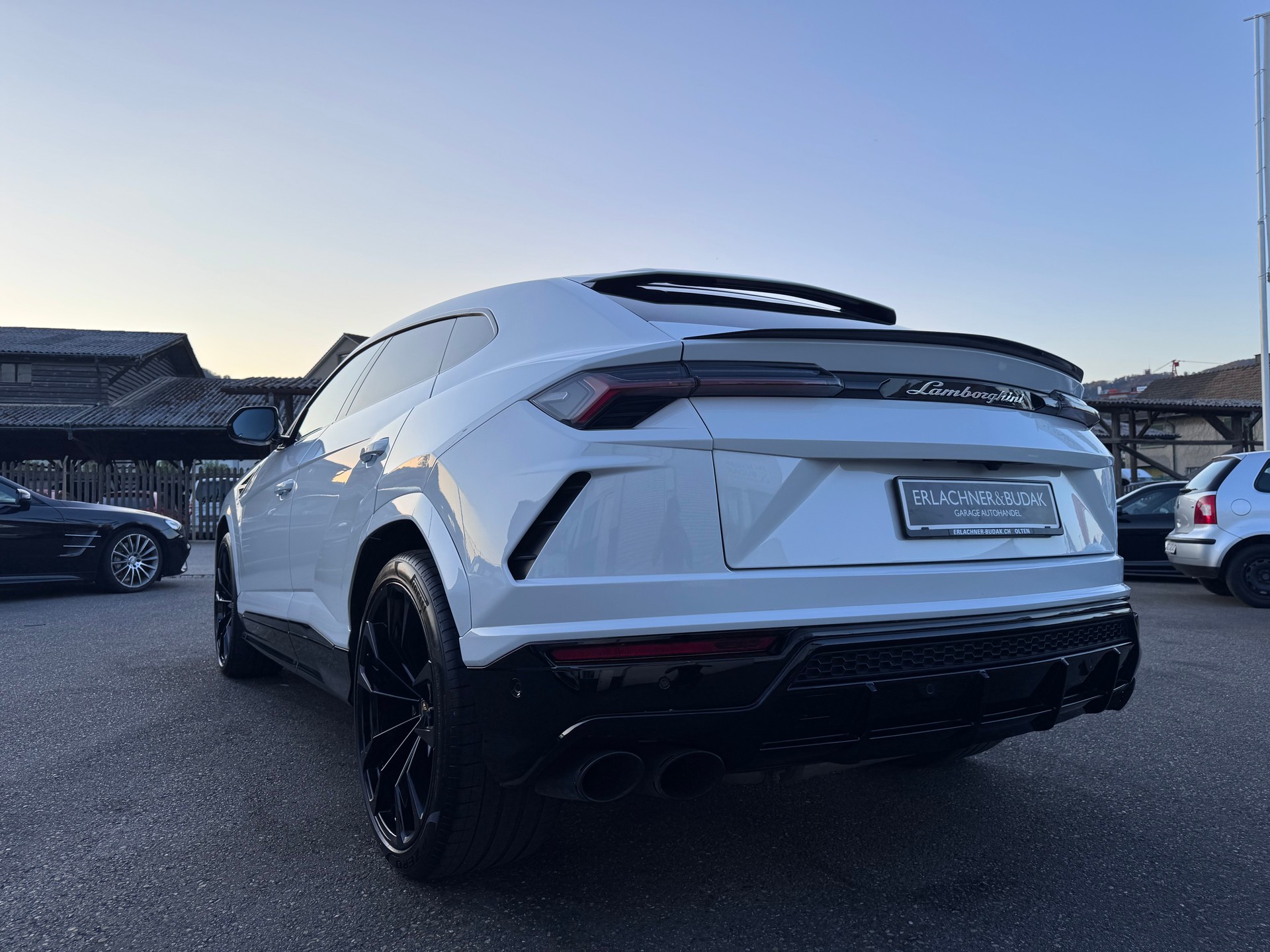LAMBORGHINI Urus E-Gear-showroom-element-3