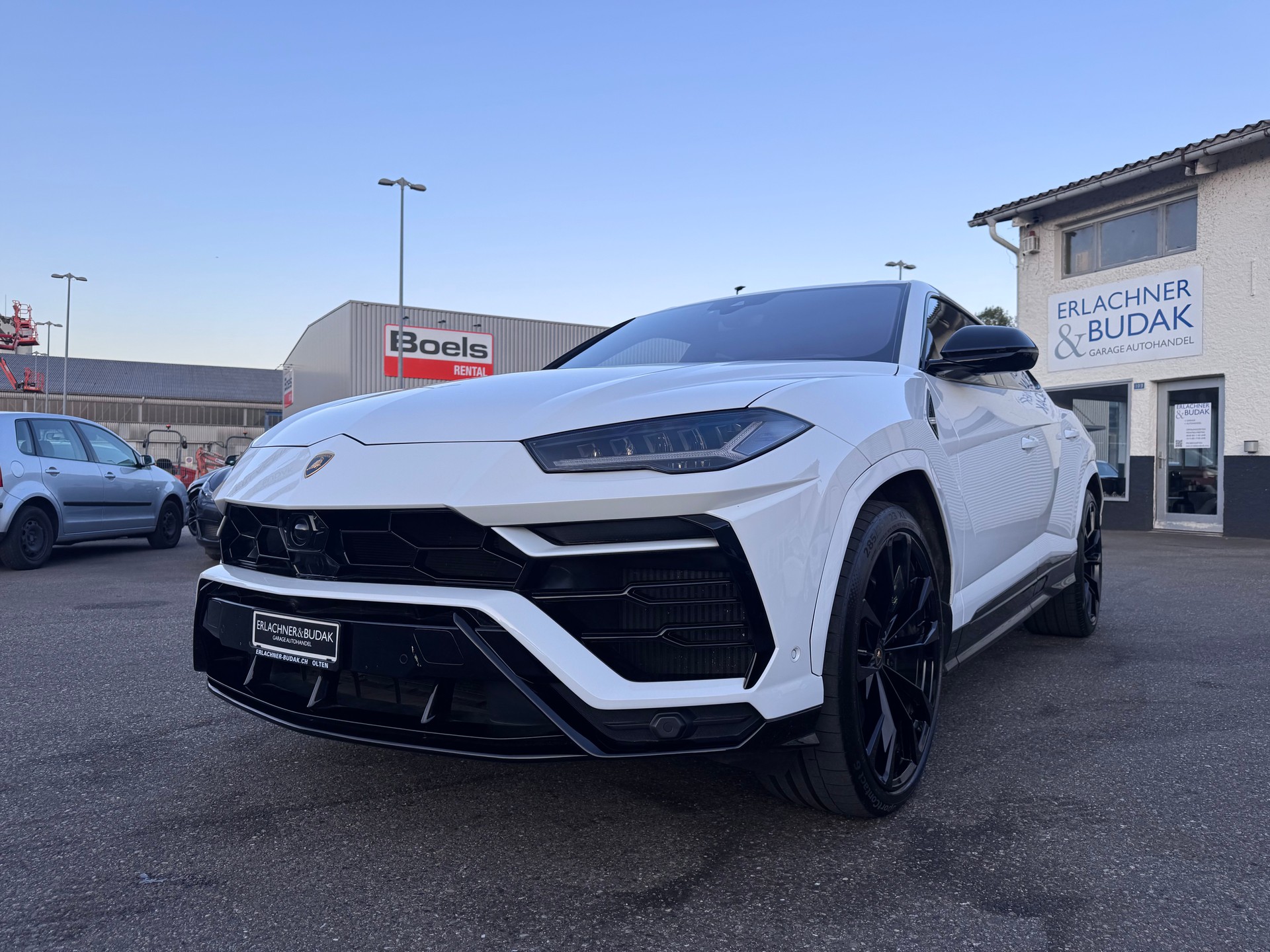 LAMBORGHINI Urus E-Gear-showroom-element-1