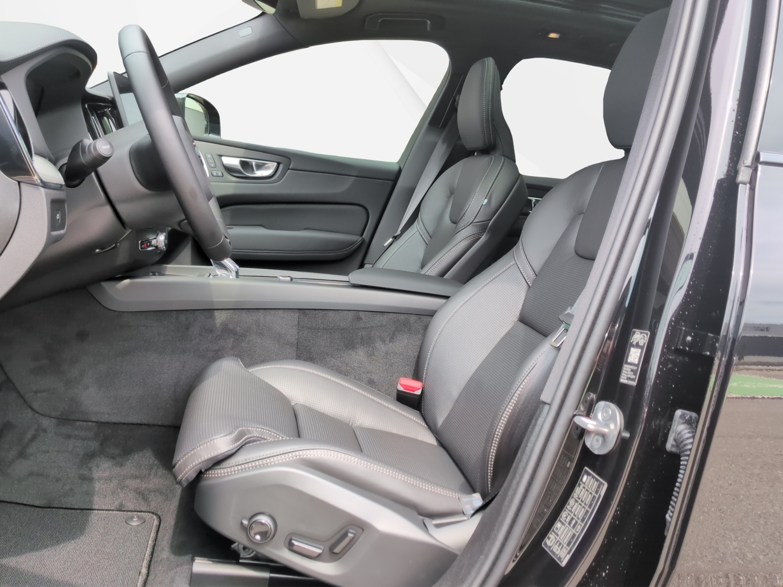 VOLVO XC60 2.0 B5 MH Black Edition AWD-image-9
