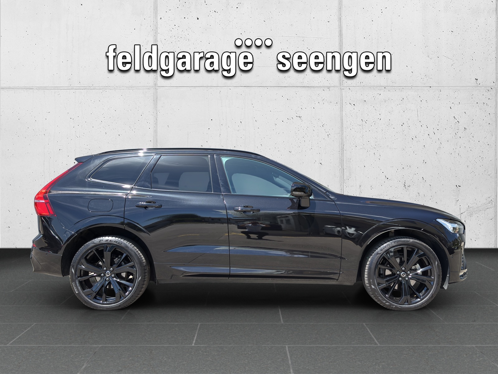 VOLVO XC60 B5 Benzin Mild Hybrid AWD Ultra Dark Geartronic mit AHK, Panorama-Ausstell-/Schiebedach & fortl. Werksgarantie 5 Jahre-showroom-element-3