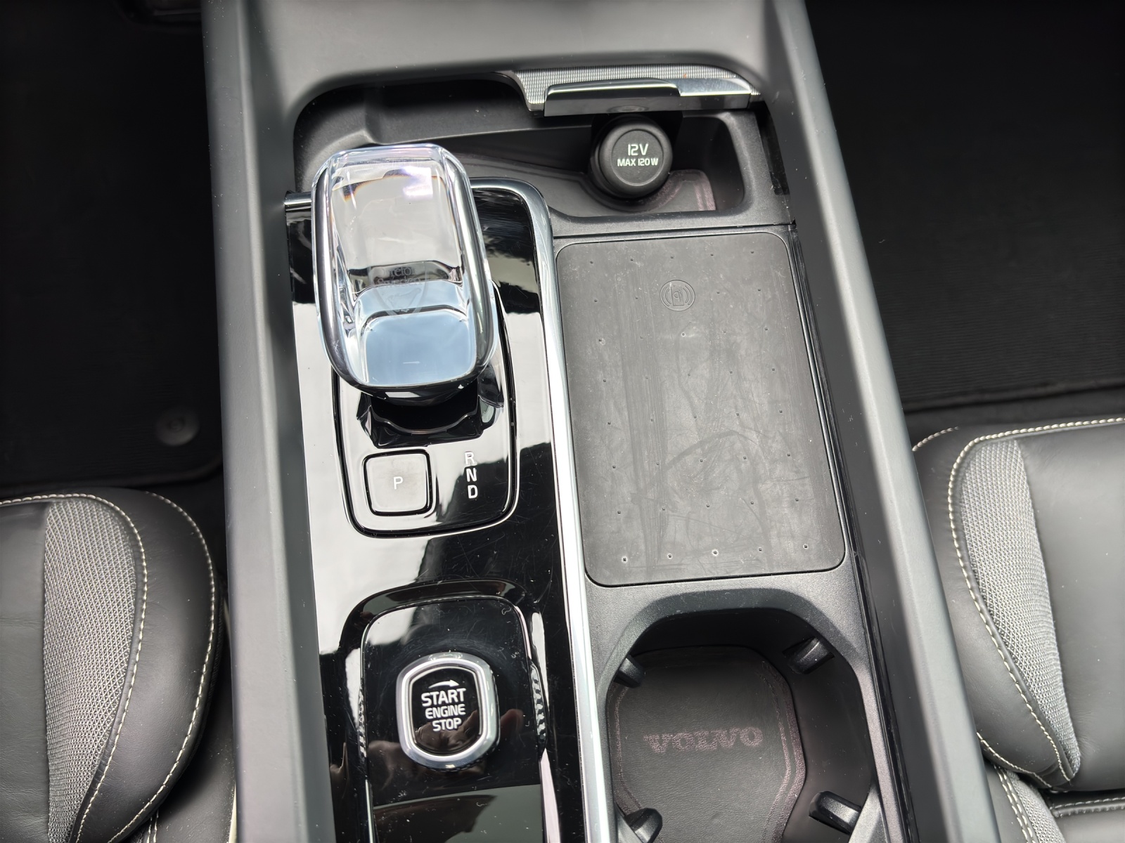 VOLVO XC60 B5 Benzin Mild Hybrid AWD Ultra Dark Geartronic mit AHK, Panorama-Ausstell-/Schiebedach & fortl. Werksgarantie 5 Jahre-image-18