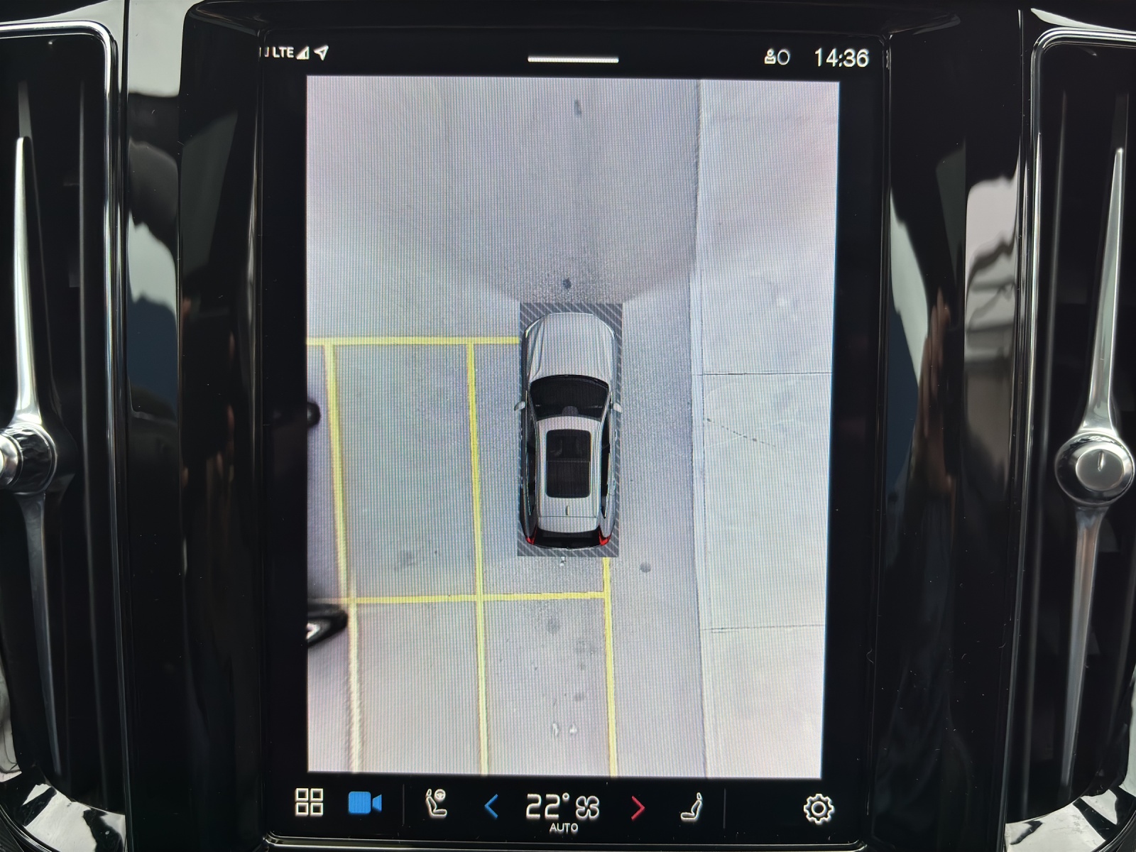 VOLVO XC60 B5 Benzin Mild Hybrid AWD Ultra Dark Geartronic mit AHK, Panorama-Ausstell-/Schiebedach & fortl. Werksgarantie 5 Jahre-image-23