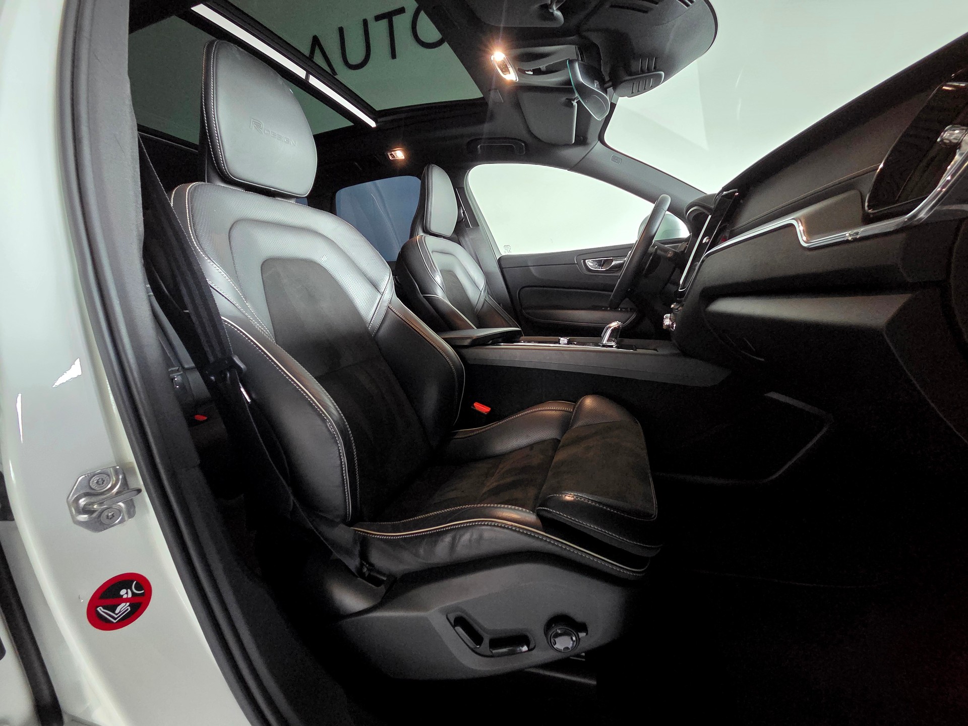VOLVO XC60 2.0 T8 TE R-Design eAWD-image-13