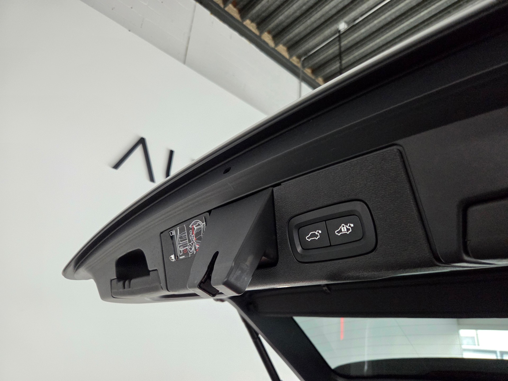 VOLVO XC60 2.0 T8 TE R-Design eAWD-image-25
