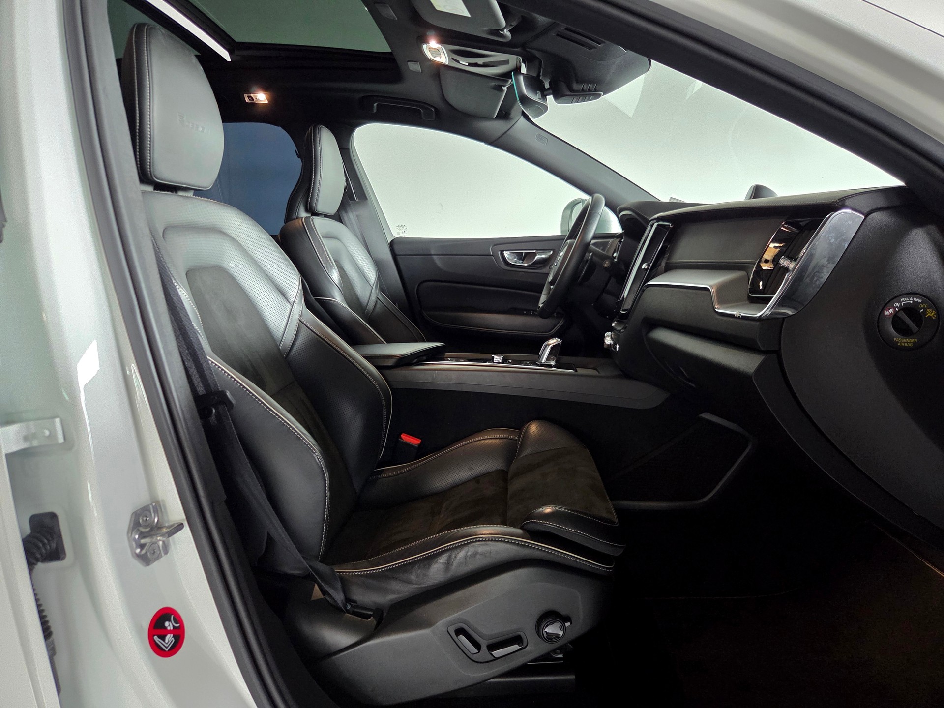 VOLVO XC60 2.0 T8 TE R-Design eAWD-image-21