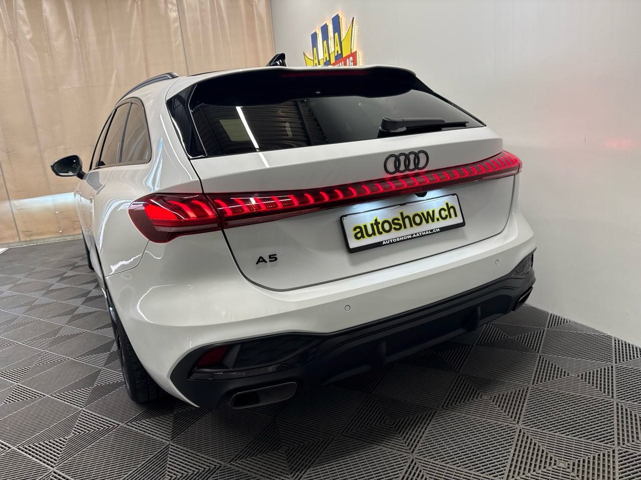 AUDI A5 Avant 2.0 TFSI S-tronic Black Line S-image-16