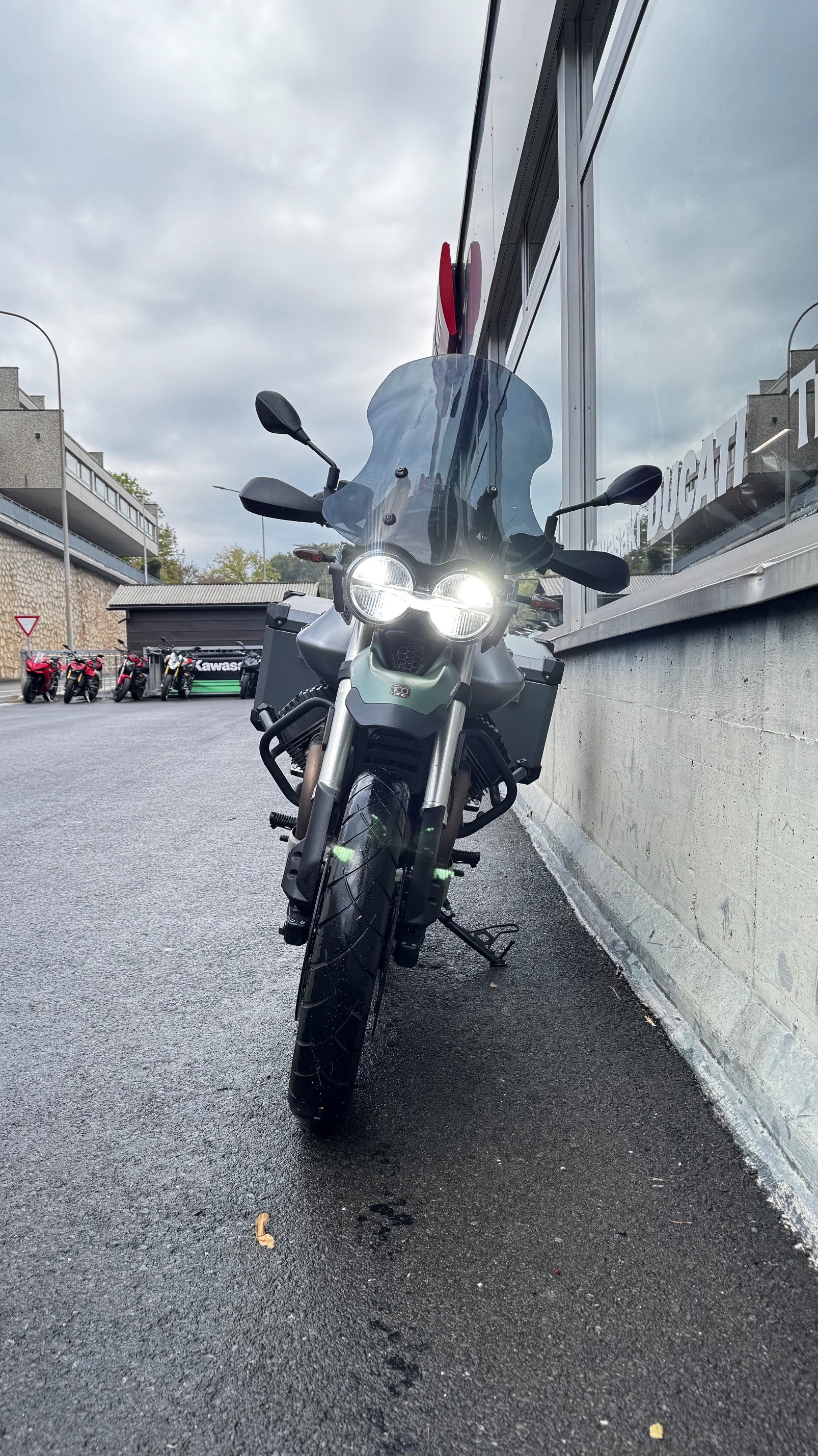 MOTO GUZZI V85 TT 100TH Centenario-showroom-element-2