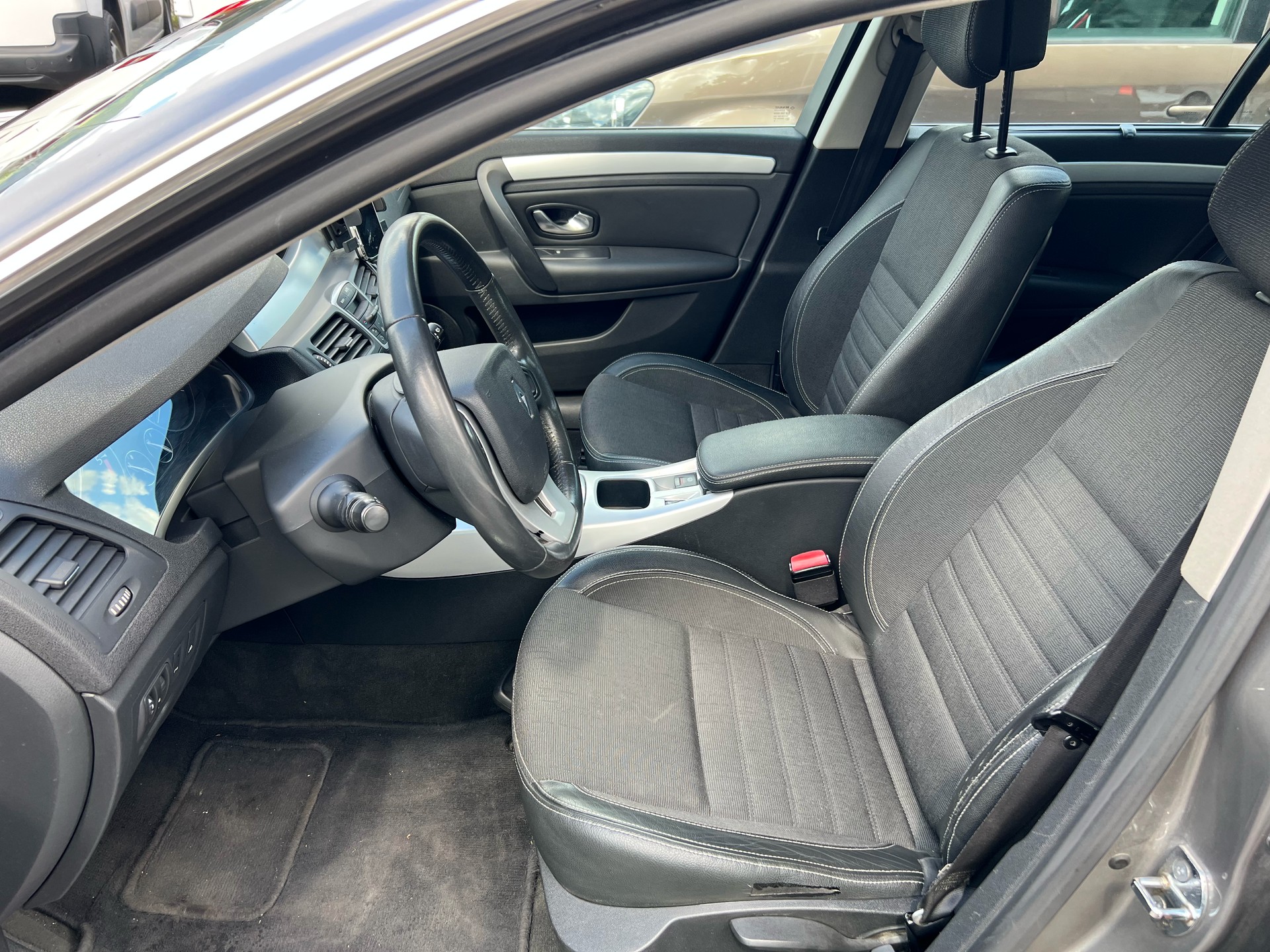 RENAULT Laguna 2.0 dCi Dynamique Automatic-image-8