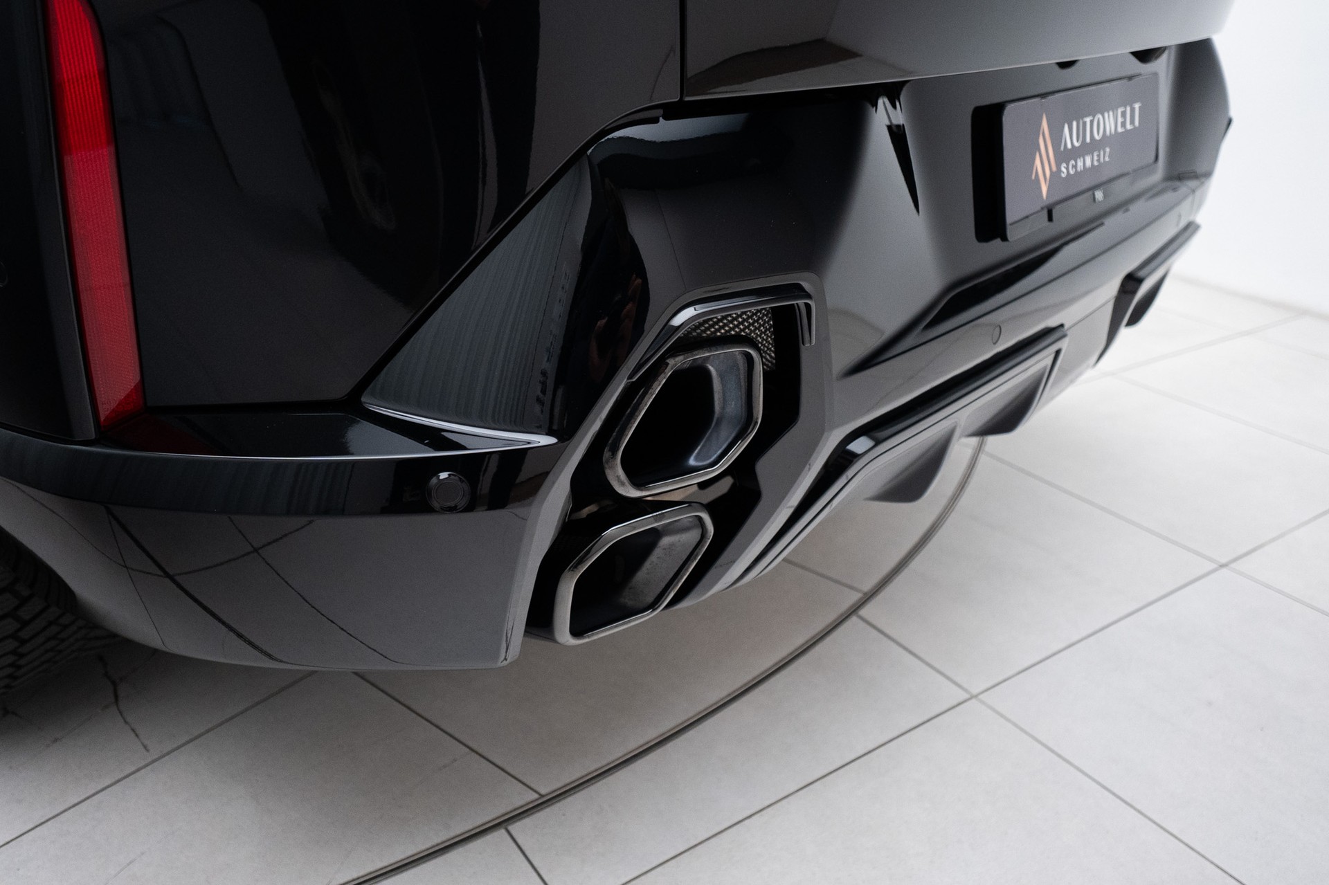 BMW XM xDrive PHEV Steptronic-image-17