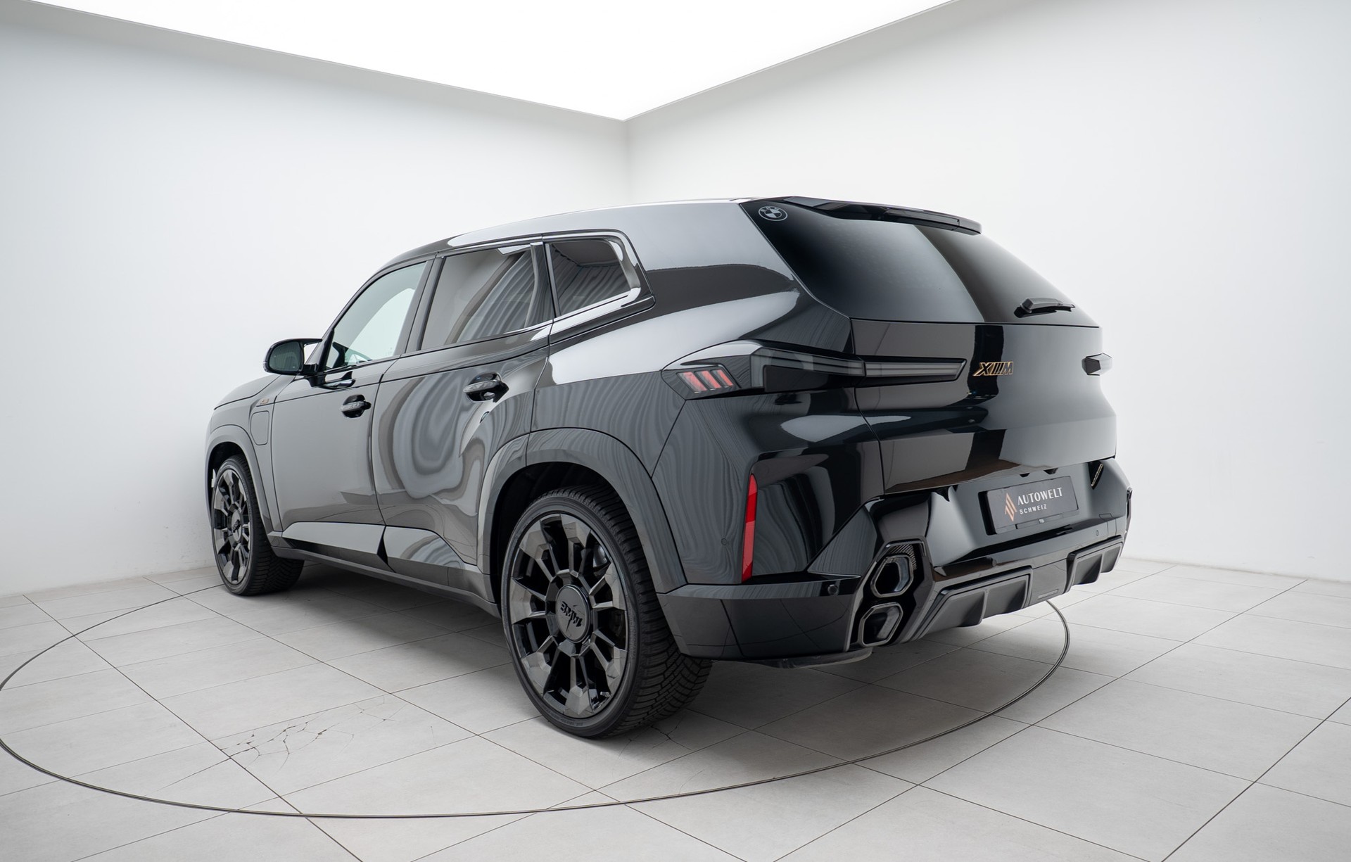 BMW XM xDrive PHEV Steptronic-showroom-element-2
