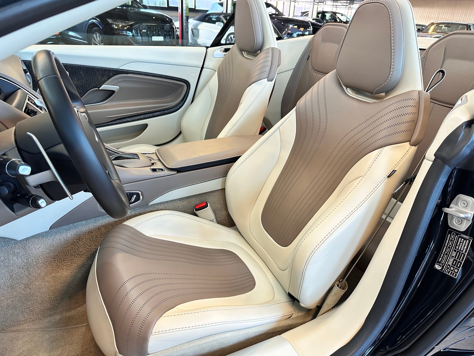 ASTON MARTIN Volante-image-7