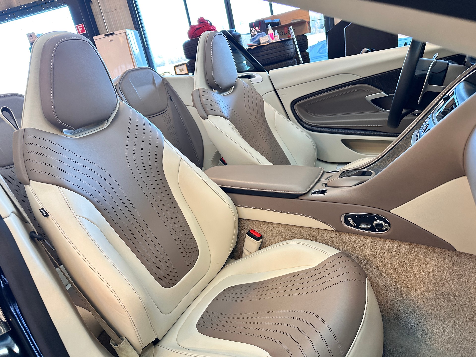 ASTON MARTIN Volante-image-10