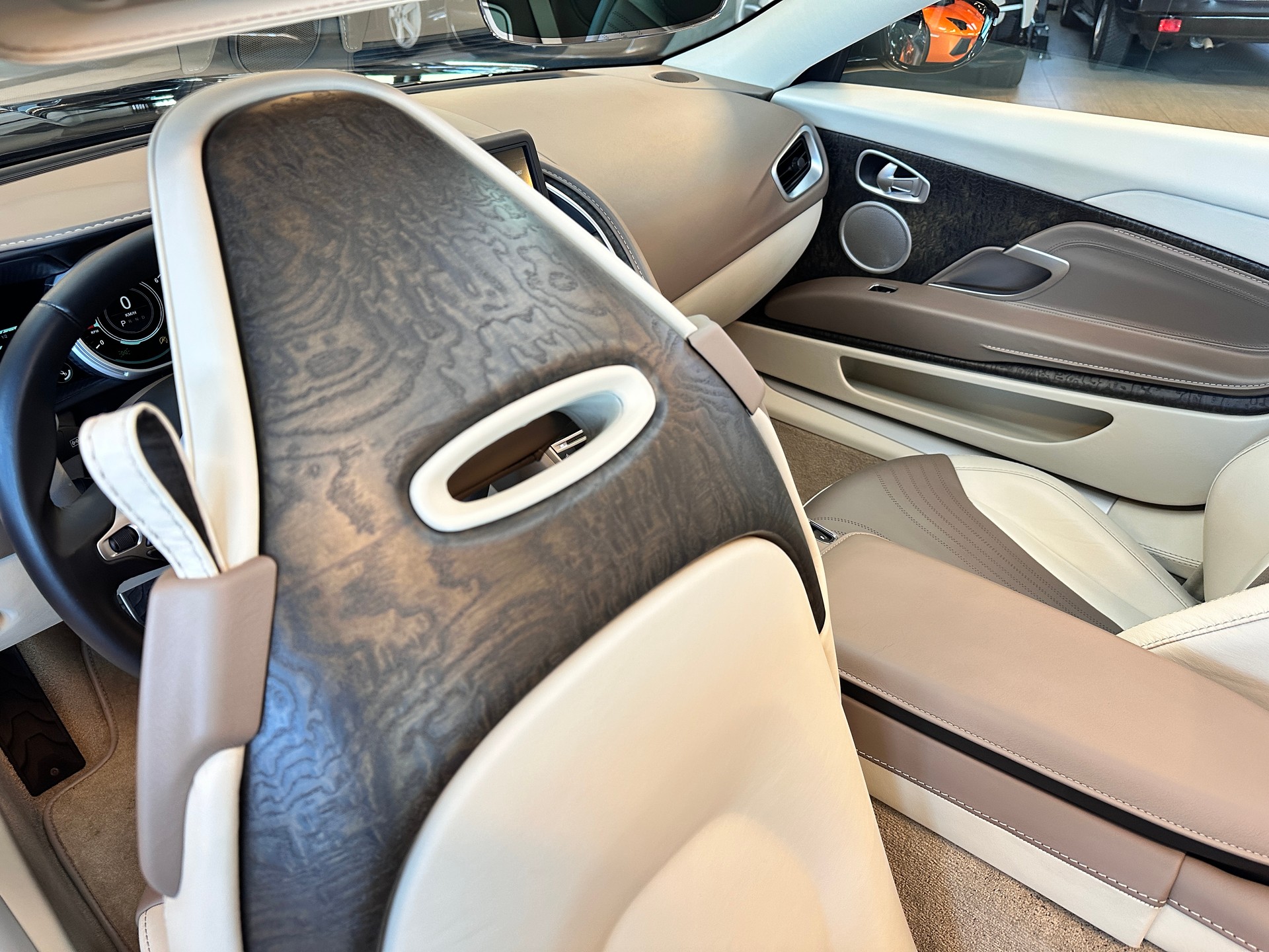 ASTON MARTIN Volante-image-14
