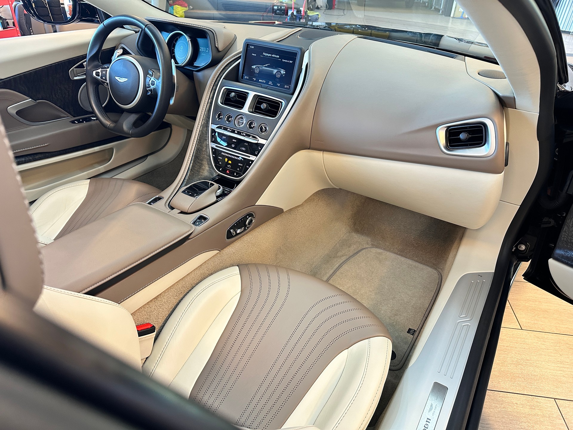 ASTON MARTIN Volante-image-9