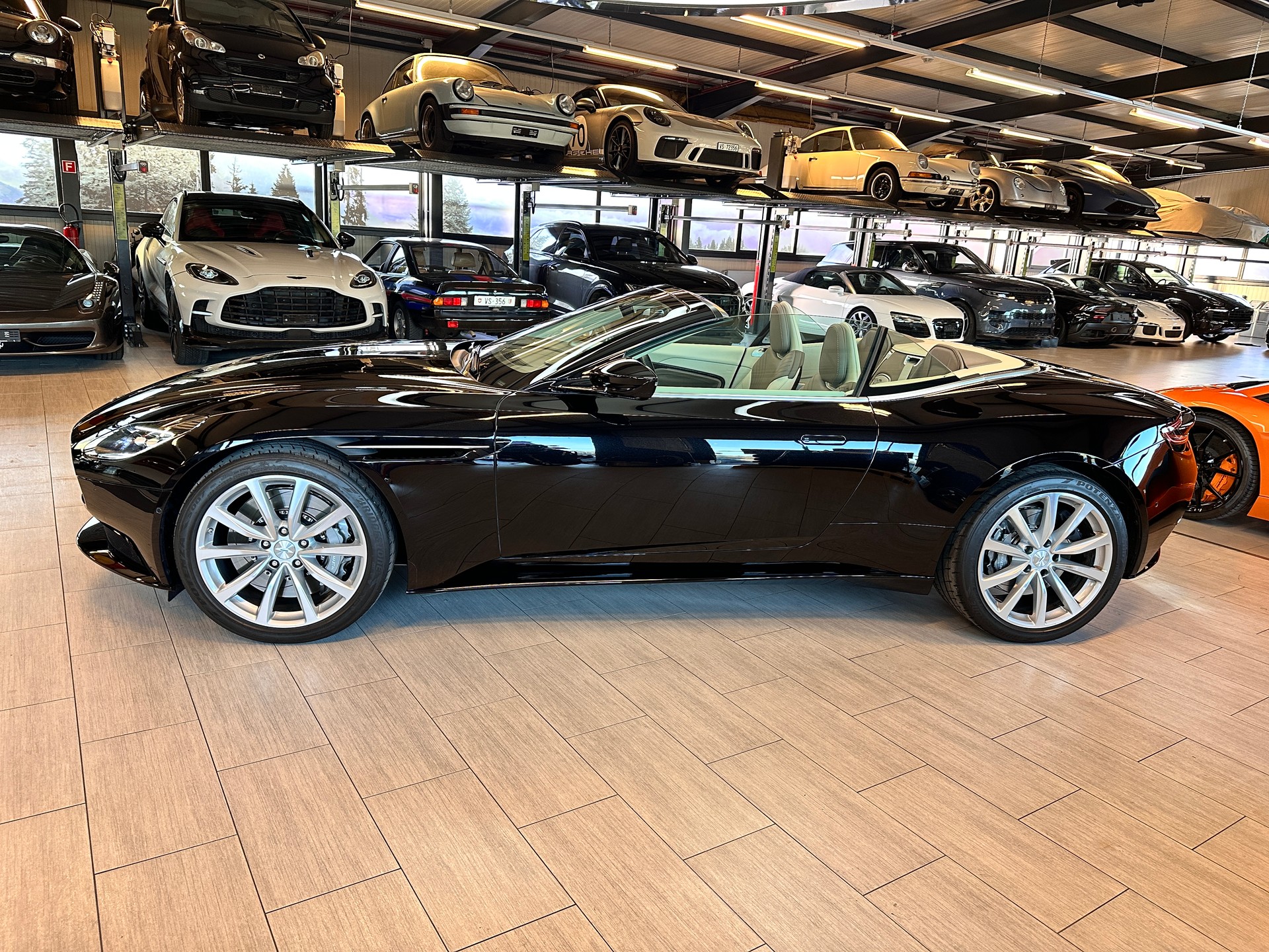 ASTON MARTIN Volante-image-1