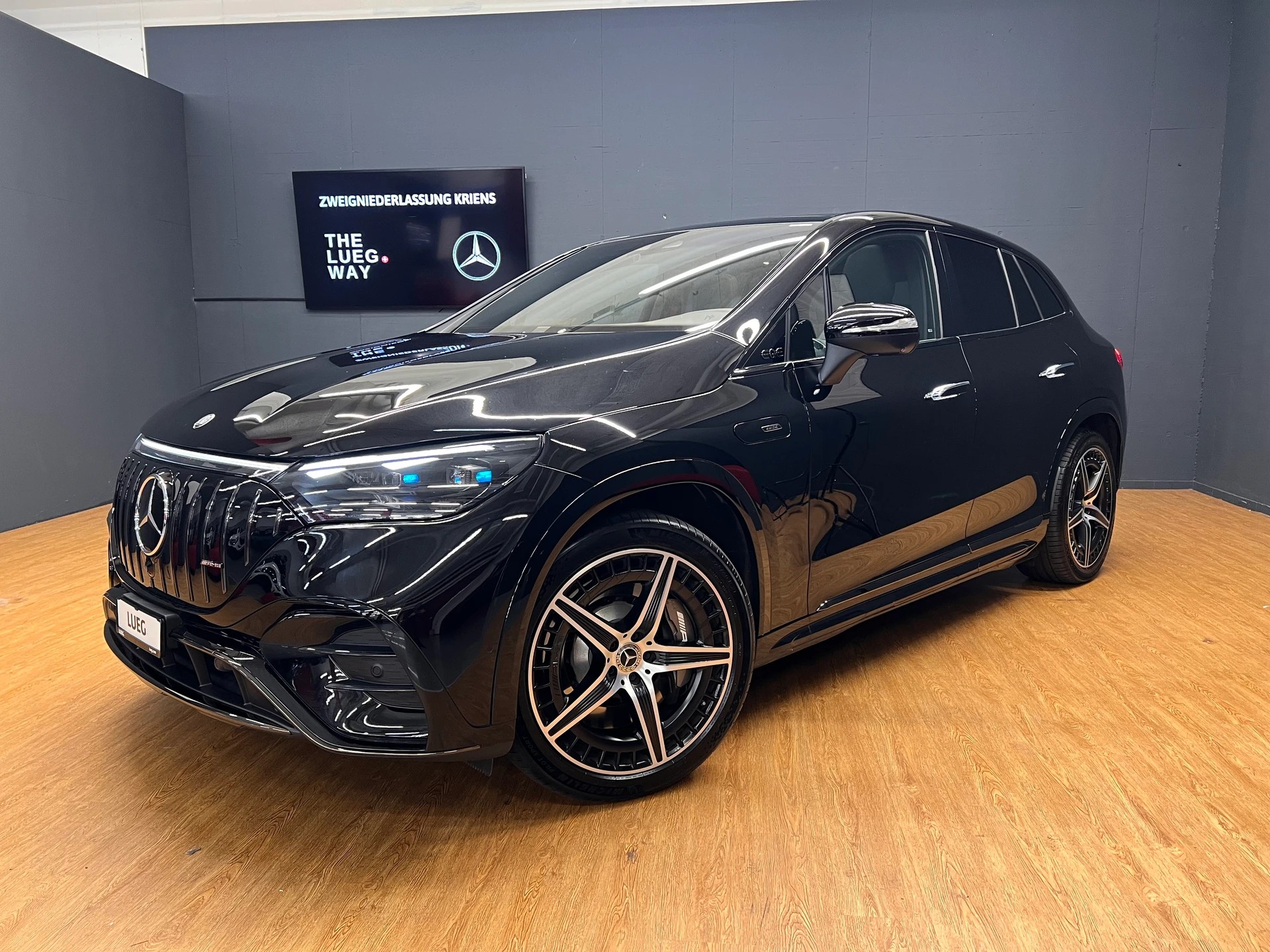 MERCEDES-BENZ EQE SUV AMG 43 4M - AMG / DISTRONIC / 360 Grad Kamera / Head-Up Display