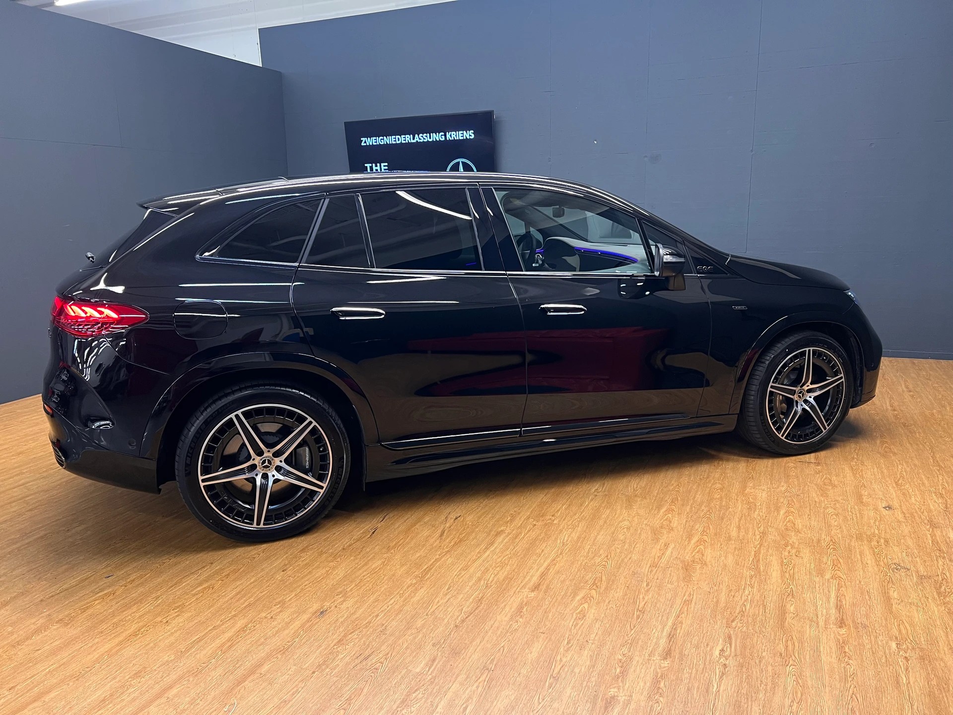 MERCEDES-BENZ EQE SUV AMG 43 4M - AMG / DISTRONIC / 360 Grad Kamera / Head-Up Display-image-5