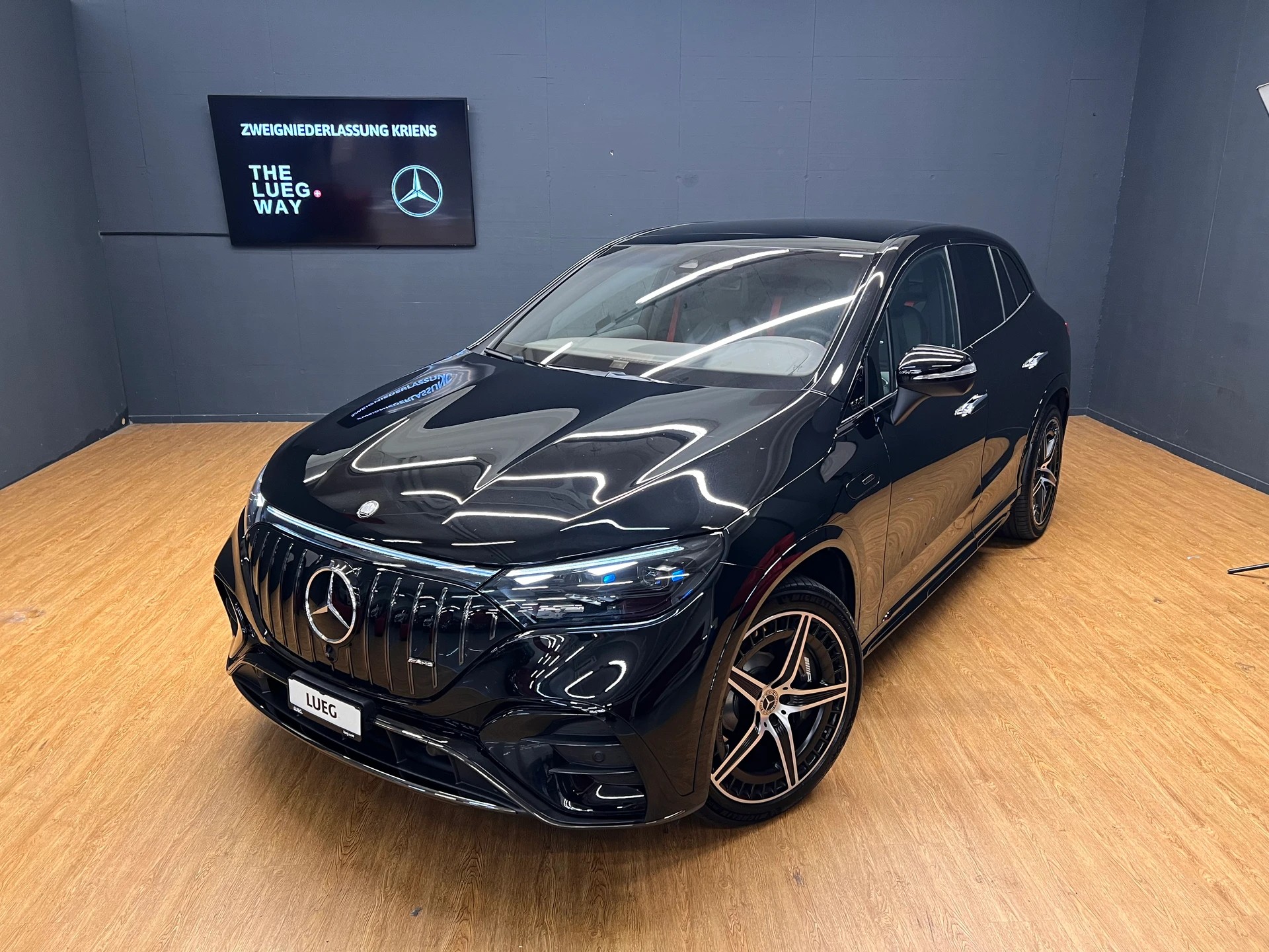 MERCEDES-BENZ EQE SUV AMG 43 4M - AMG / DISTRONIC / 360 Grad Kamera / Head-Up Display-image-2
