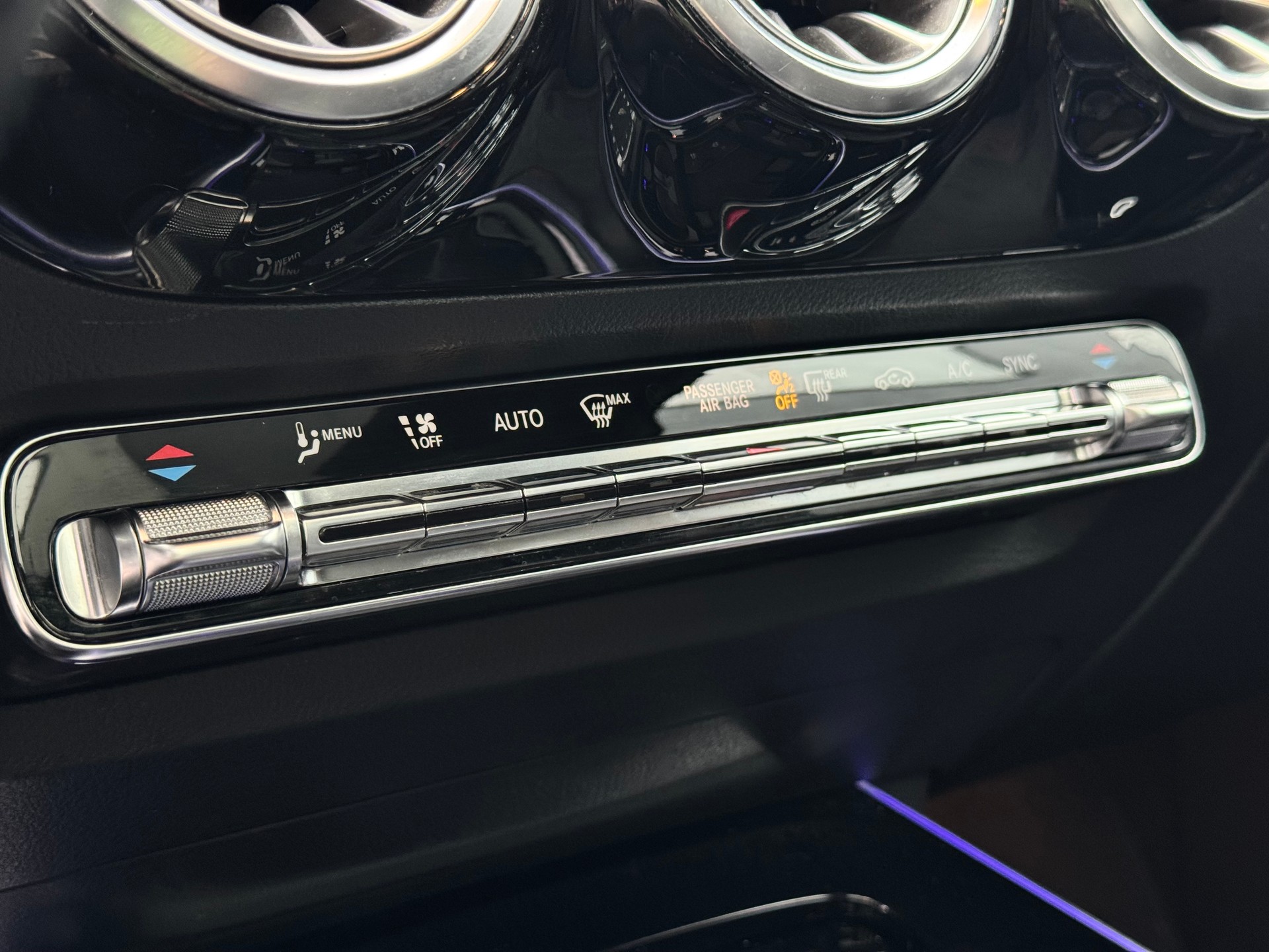MERCEDES-BENZ GLA 45 AMG 4Matic+ 8G-Speedshift DCT-image-17