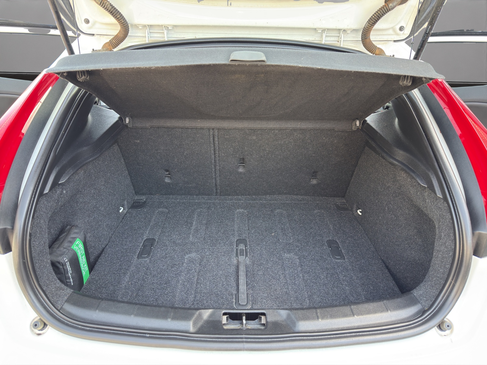 VOLVO V40 Cross Country T4 2.0 AWD Momentum Geartronic-image-18