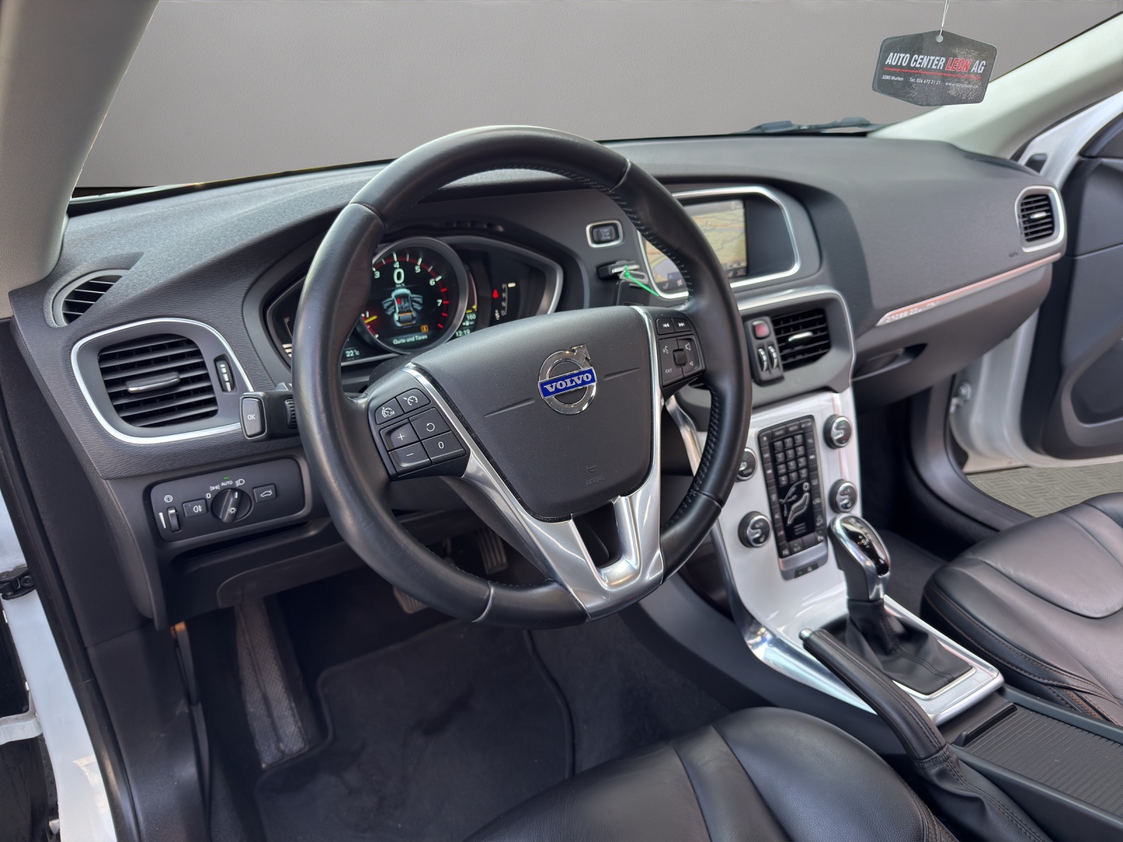 VOLVO V40 Cross Country T4 2.0 AWD Momentum Geartronic-image-9