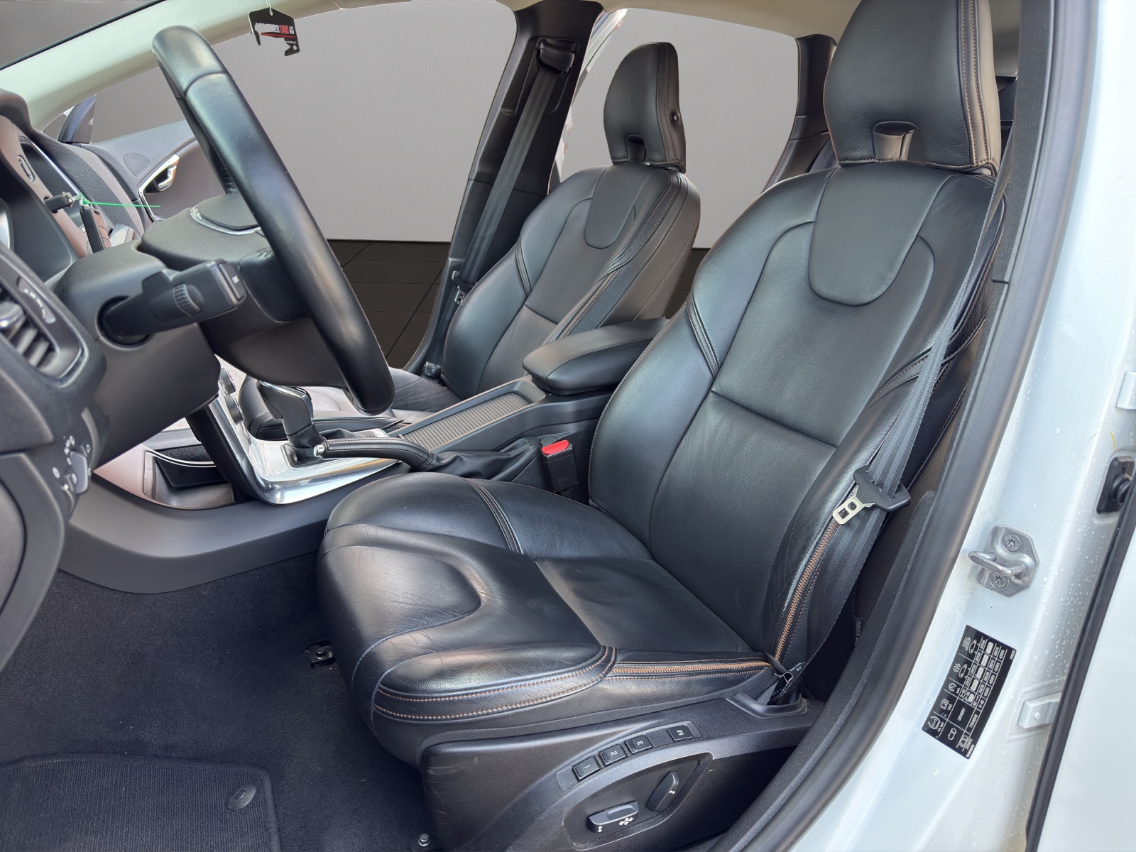 VOLVO V40 Cross Country T4 2.0 AWD Momentum Geartronic-image-8