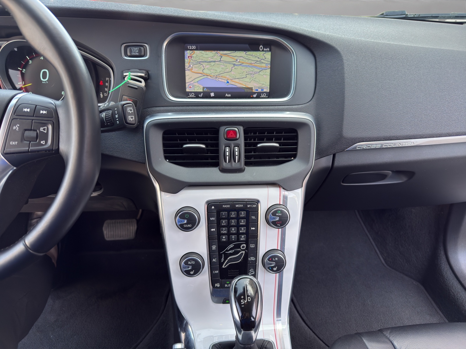 VOLVO V40 Cross Country T4 2.0 AWD Momentum Geartronic-image-14