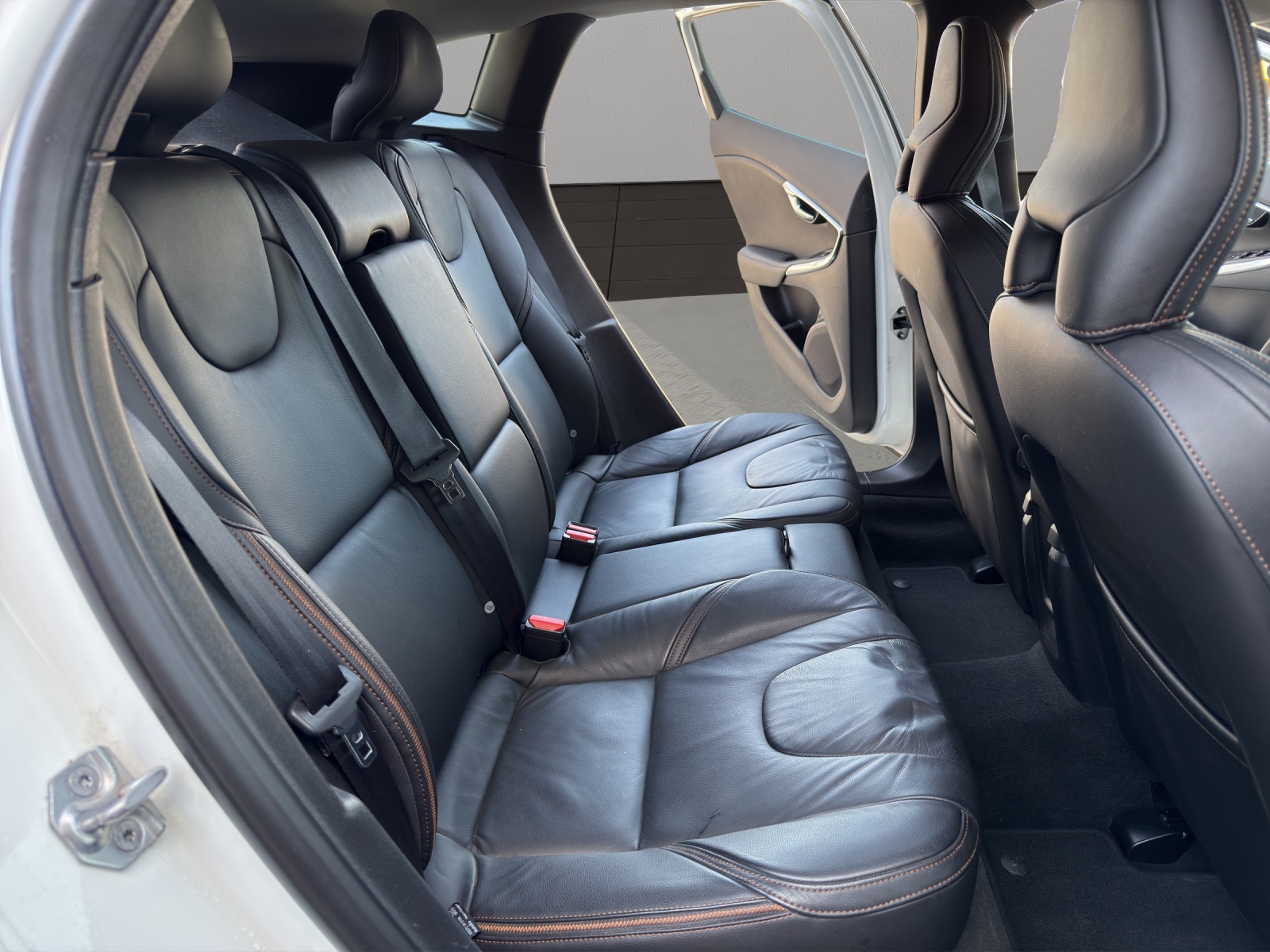 VOLVO V40 Cross Country T4 2.0 AWD Momentum Geartronic-image-17
