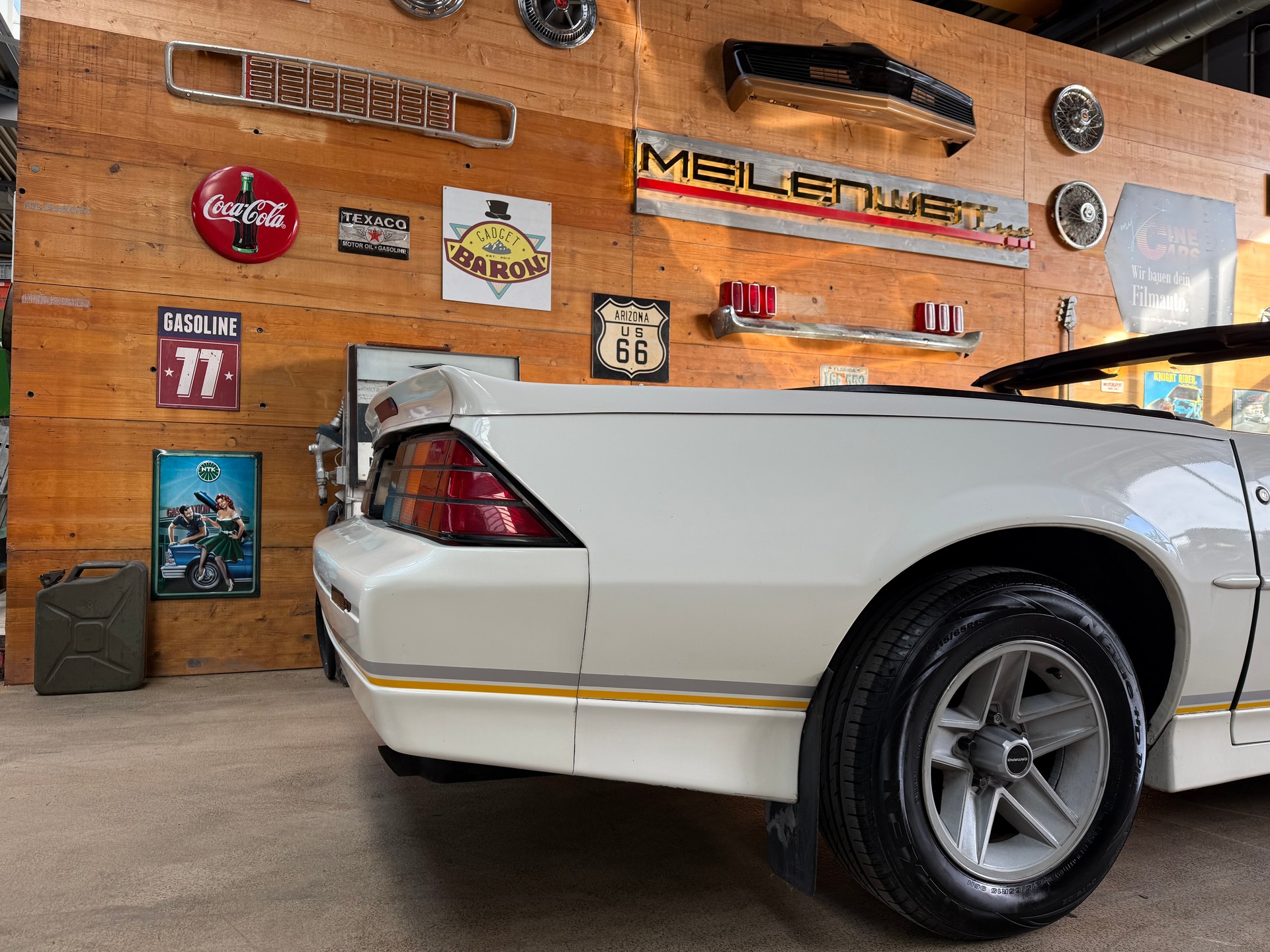 CHEVROLET Camaro 5.0 TBI IROC-Z Convertible-image-12