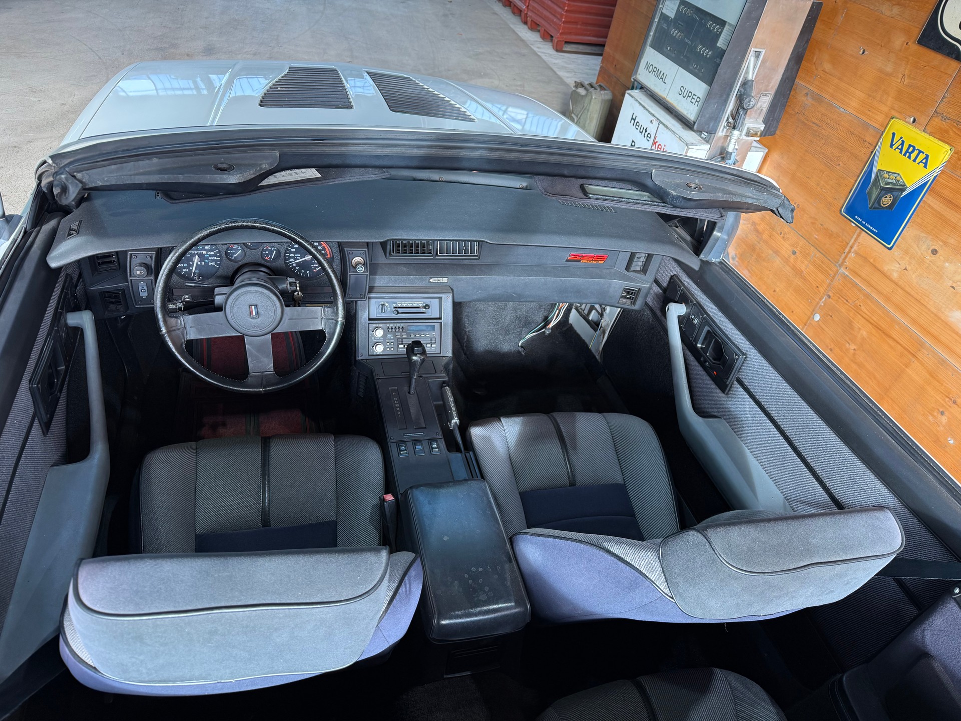 CHEVROLET Camaro 5.0 TBI IROC-Z Convertible-image-4