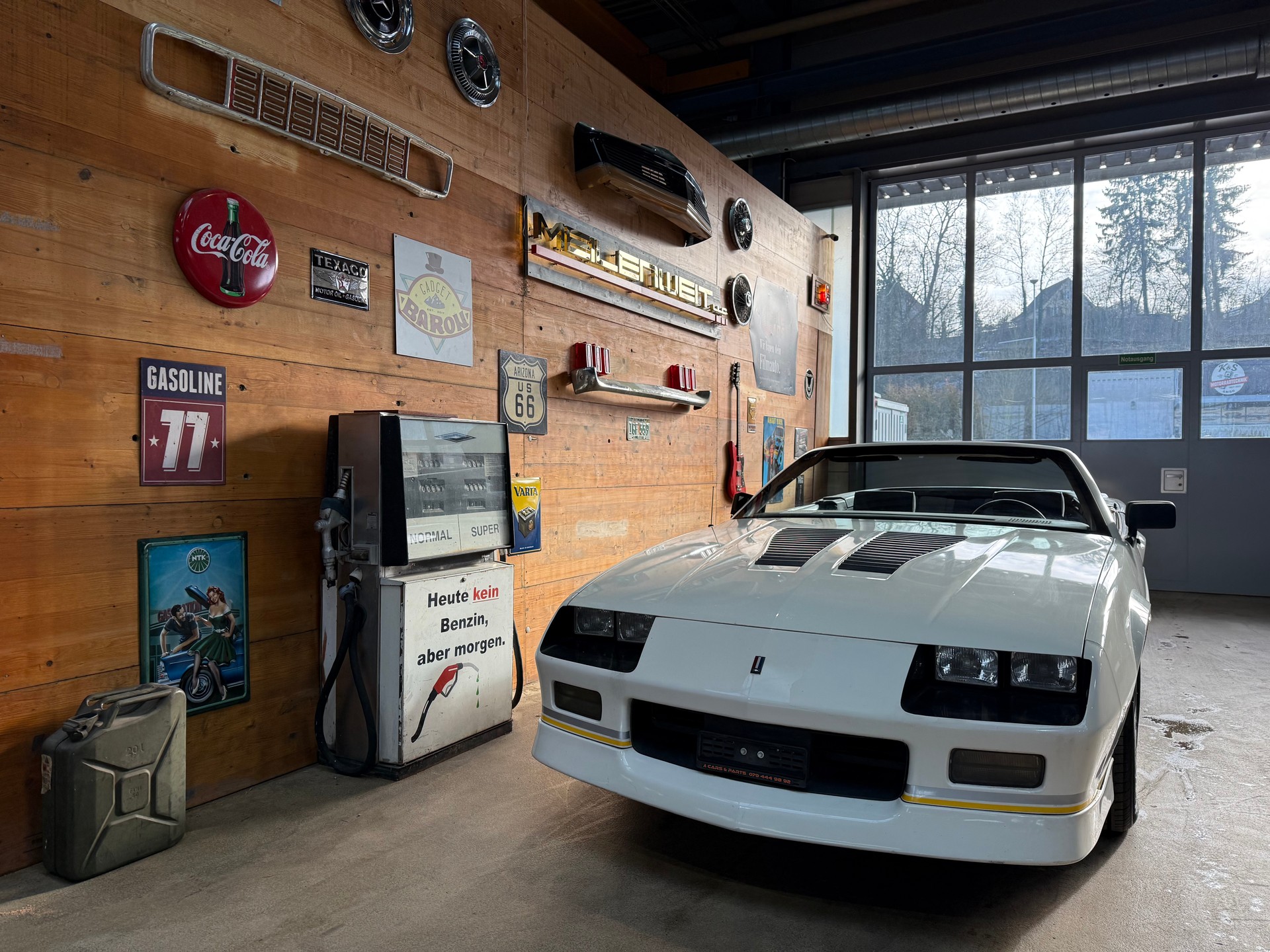 CHEVROLET Camaro 5.0 TBI IROC-Z Convertible-showroom-element-2