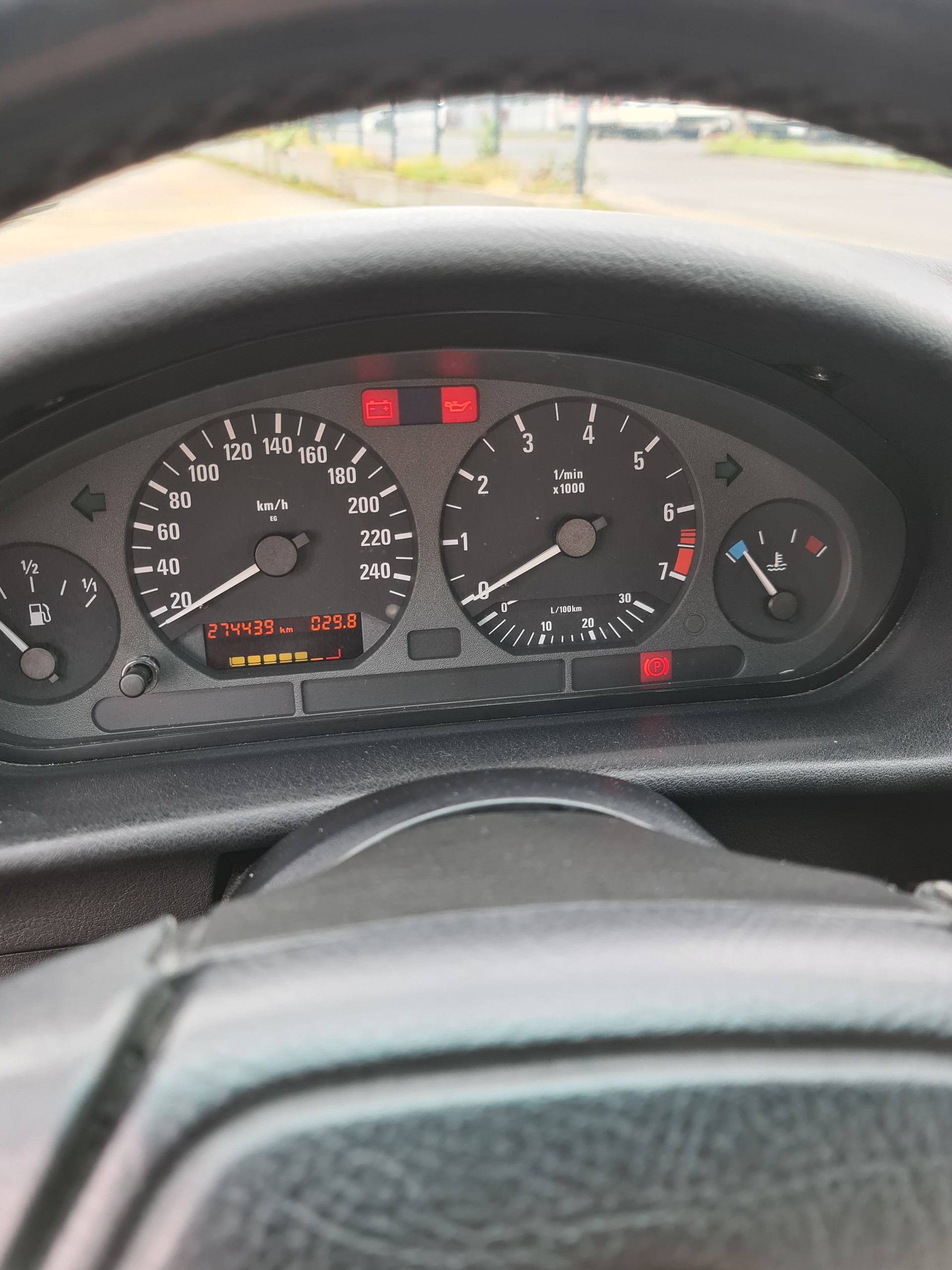 BMW 328i-image-4