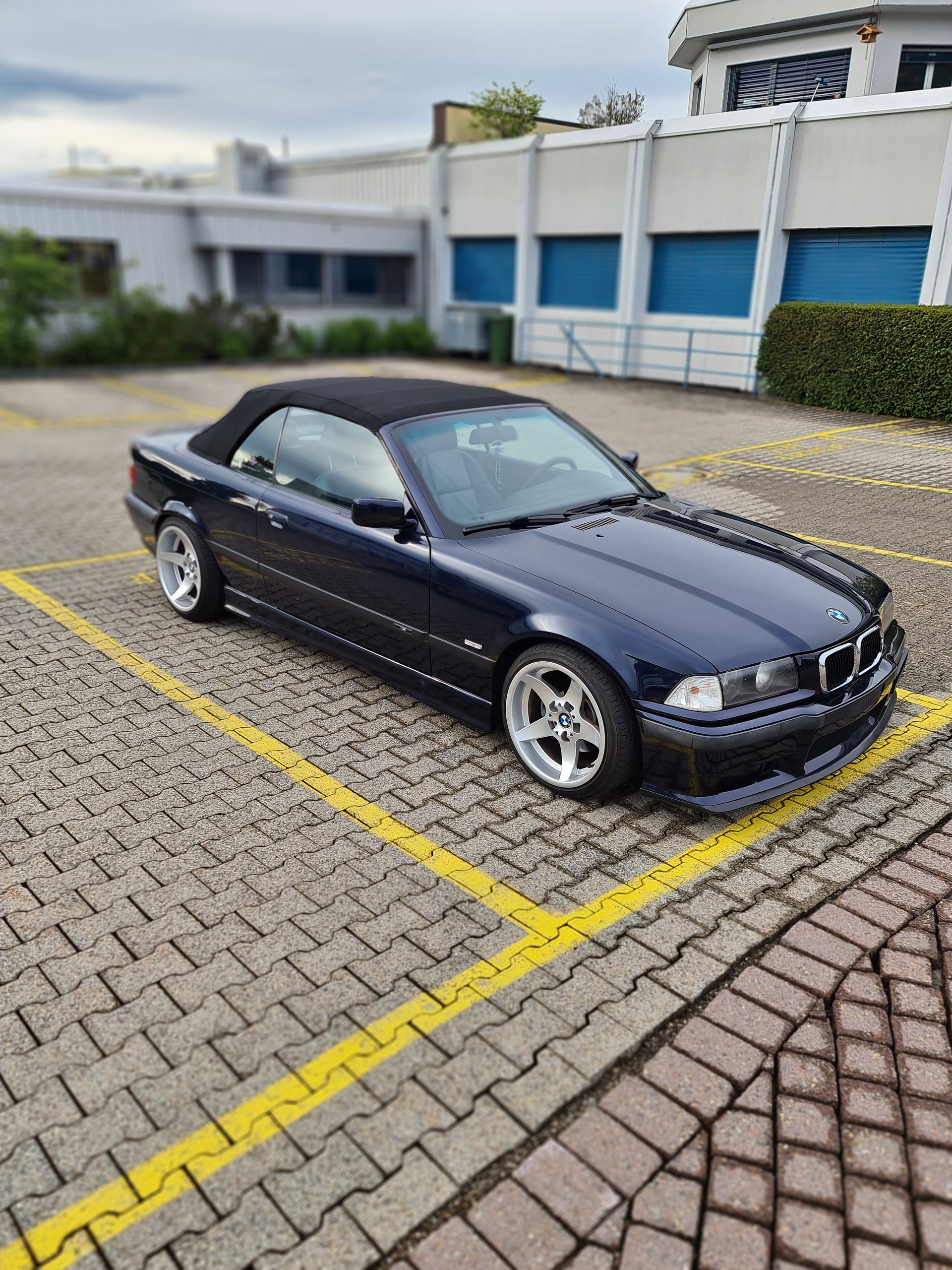 BMW 328i-image-1