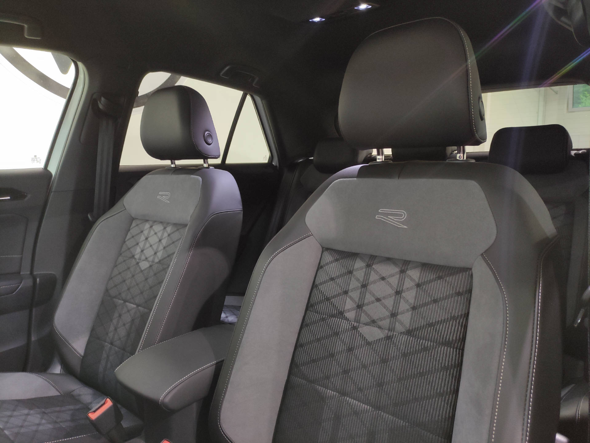 VW T-Roc 2.0 TSI R-Line Black-Style DSG 4motion-image-4