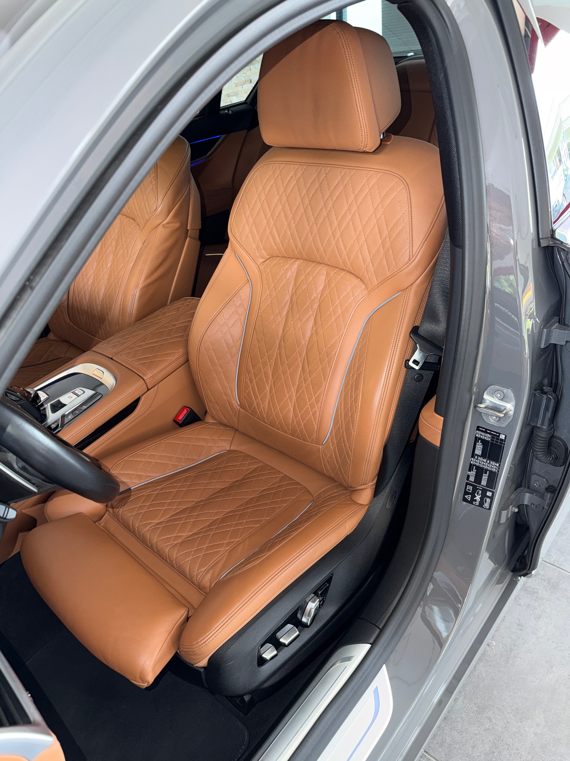 BMW 750i xDrive Steptronic-image-10
