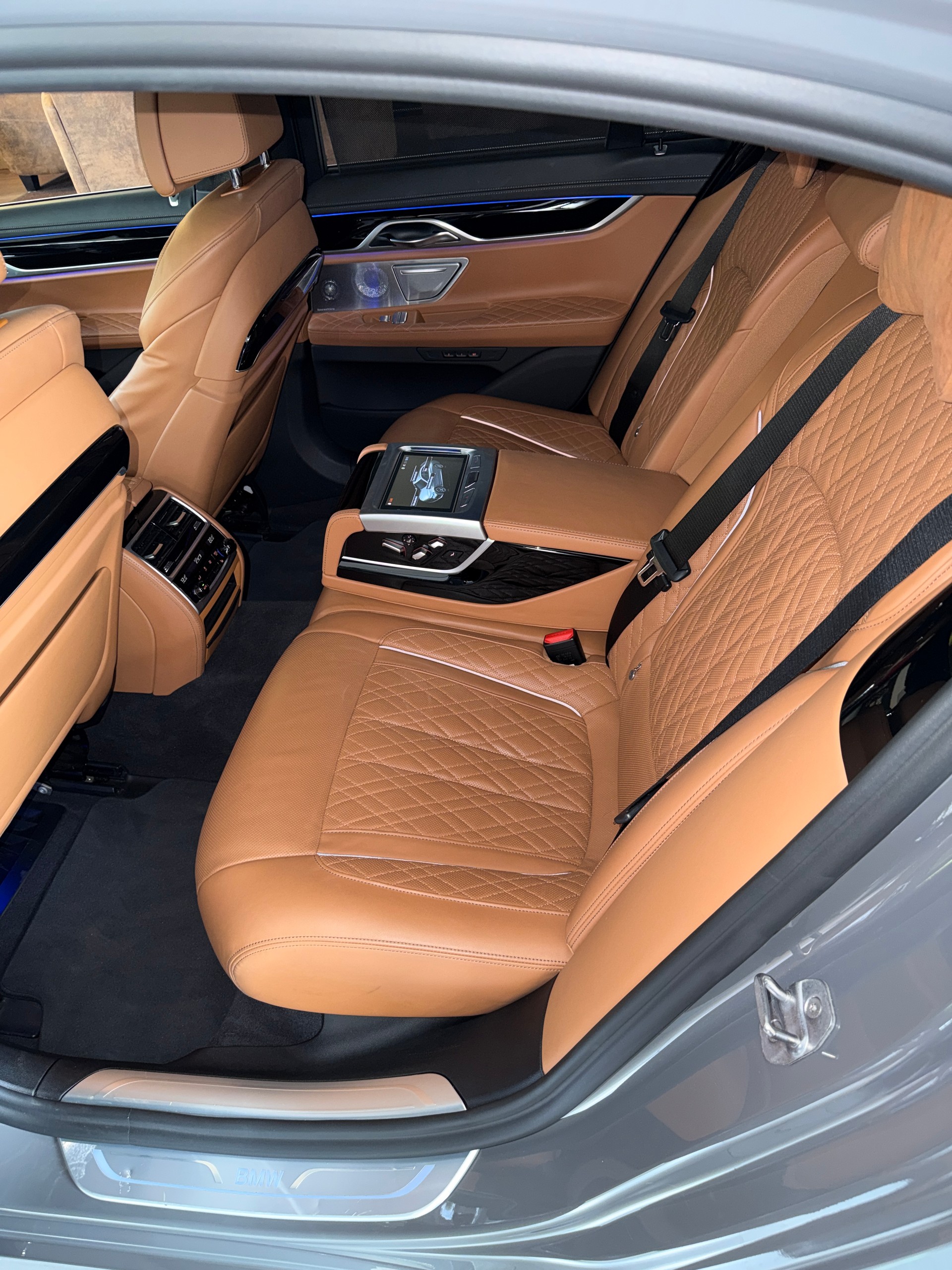 BMW 750i xDrive Steptronic-image-15