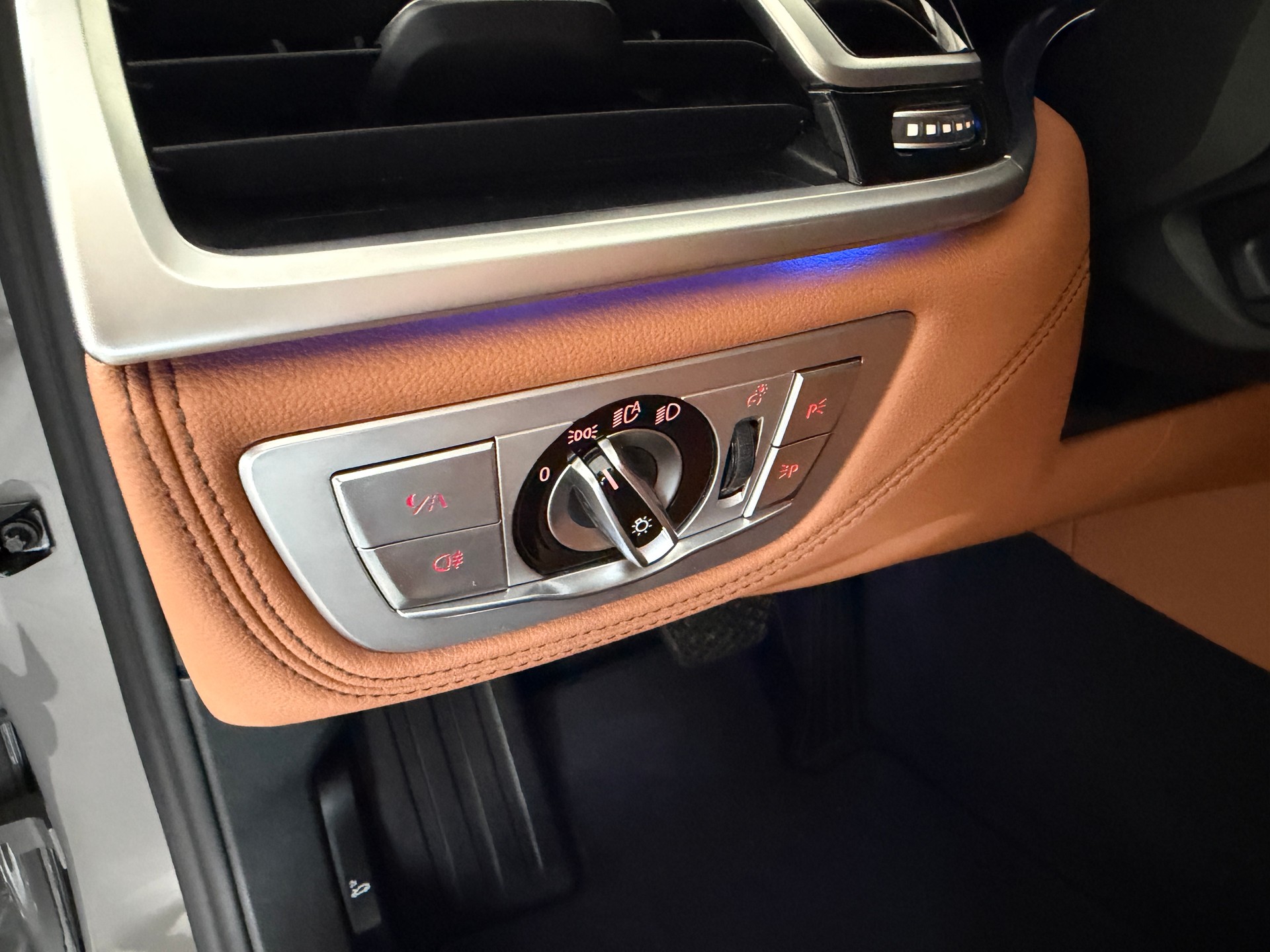 BMW 750i xDrive Steptronic-image-18