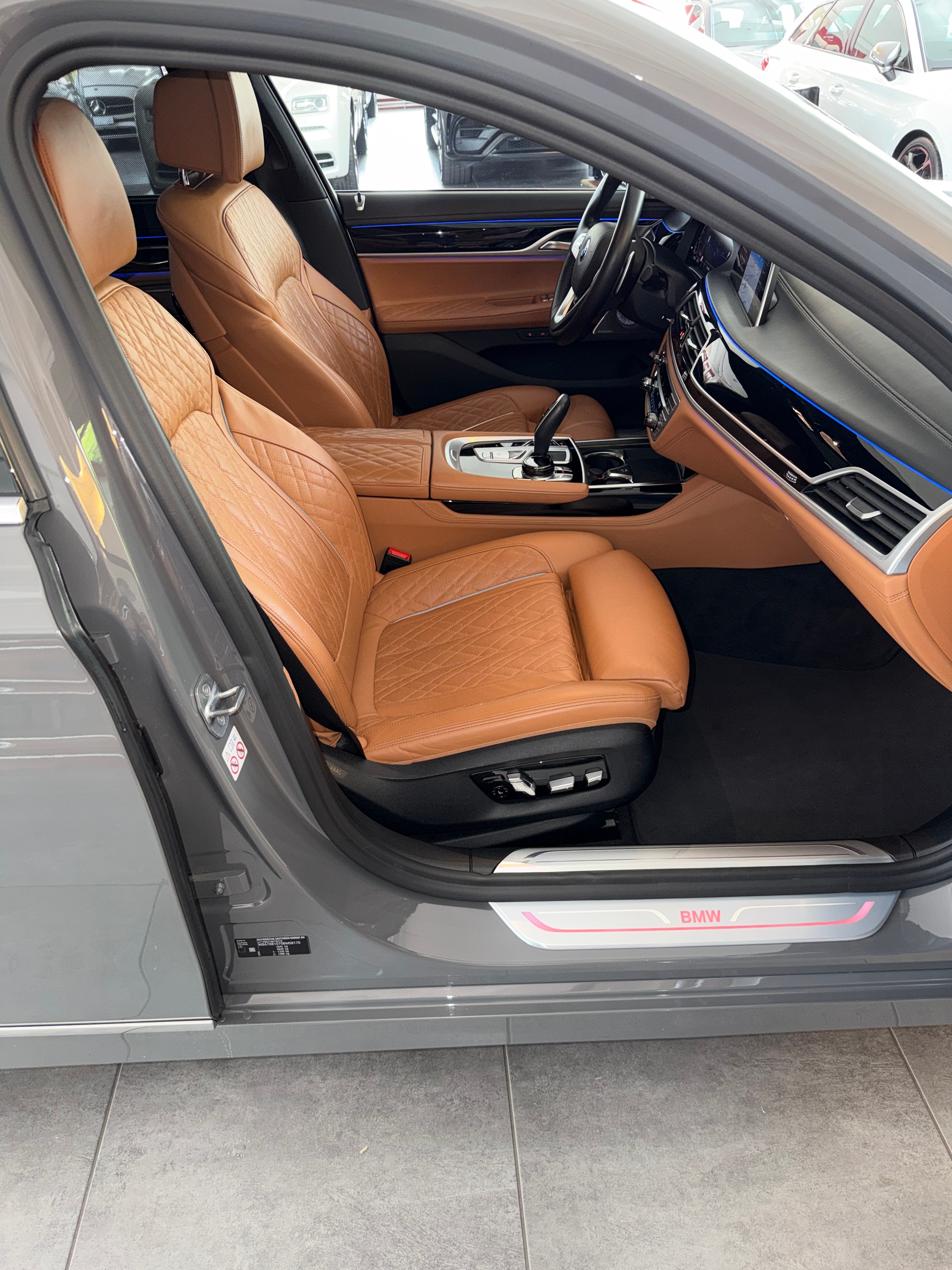 BMW 750i xDrive Steptronic-image-16