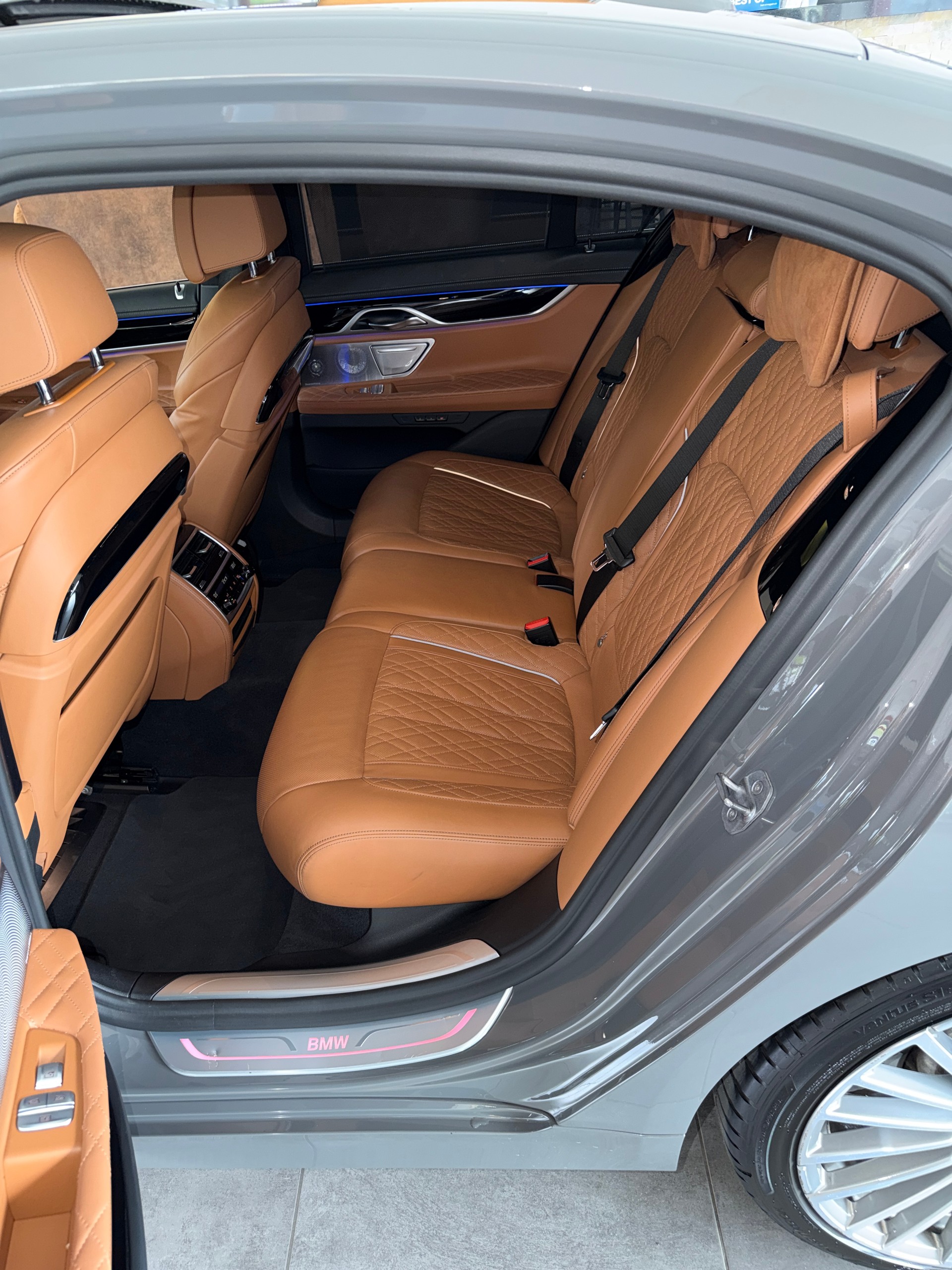 BMW 750i xDrive Steptronic-image-12