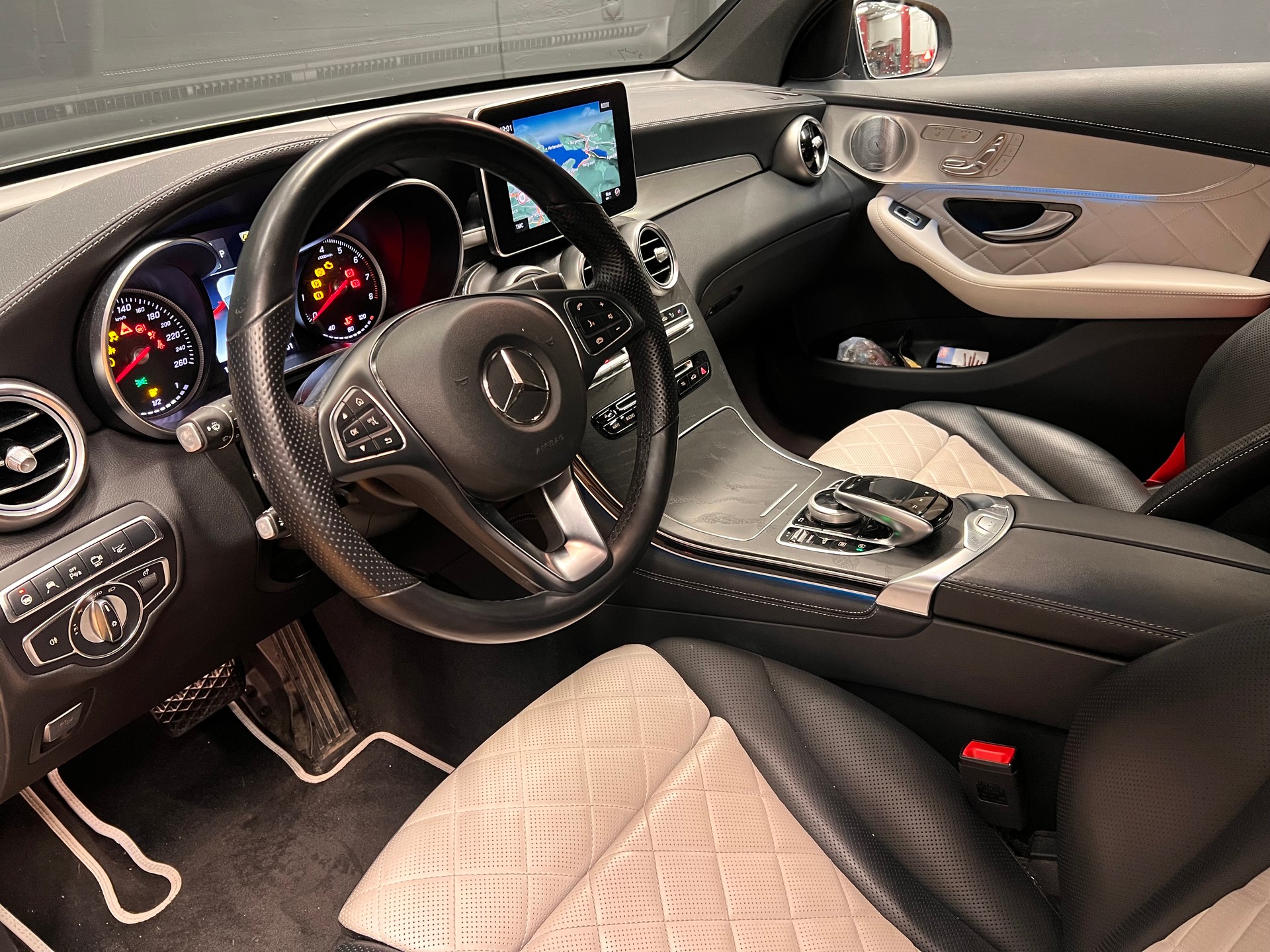 MERCEDES-BENZ GLC 300 4Matic AMG Line 9G-Tronic-image-12