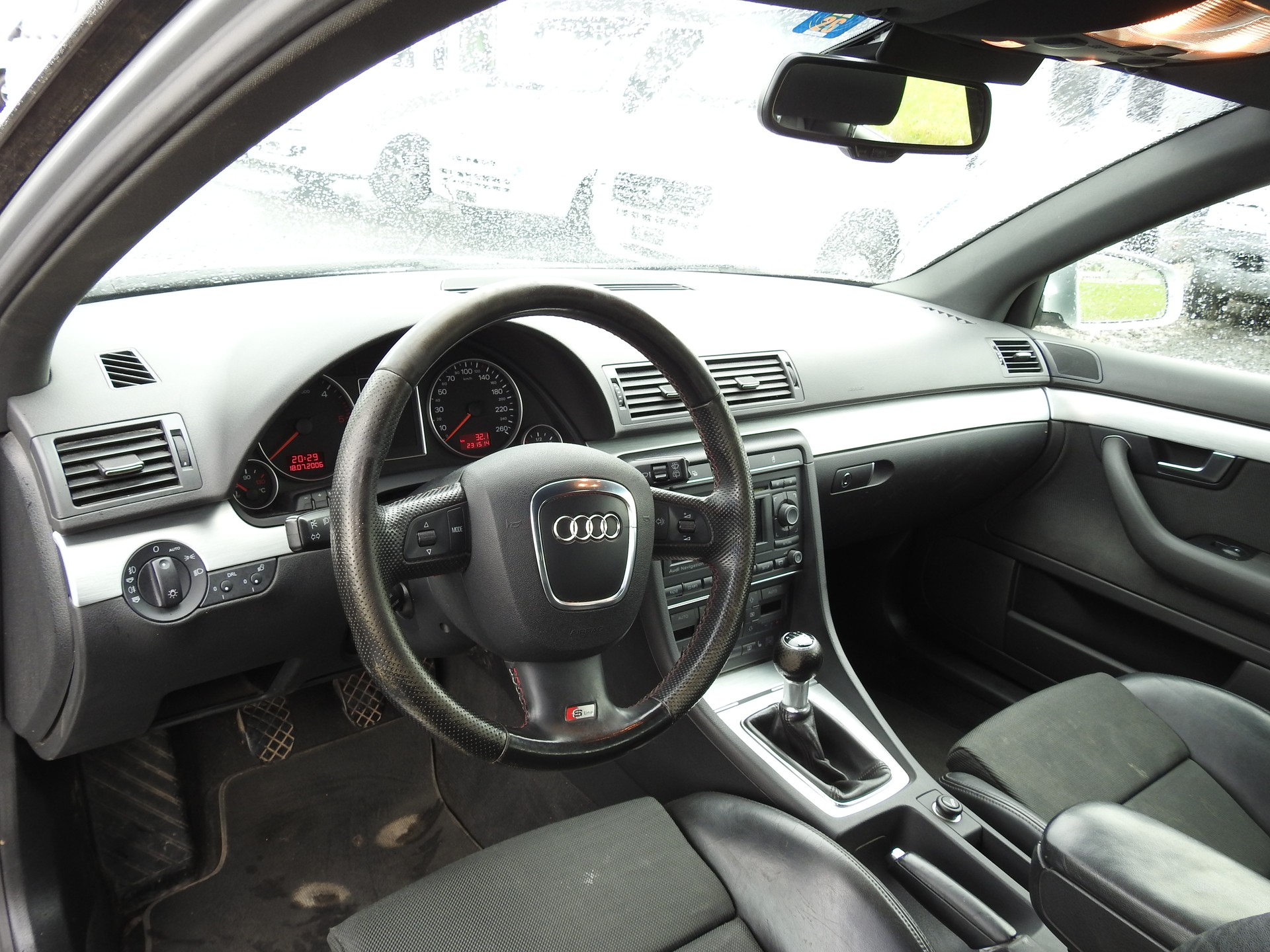 AUDI A4 Avant 2.0 TDI quattro-image-10