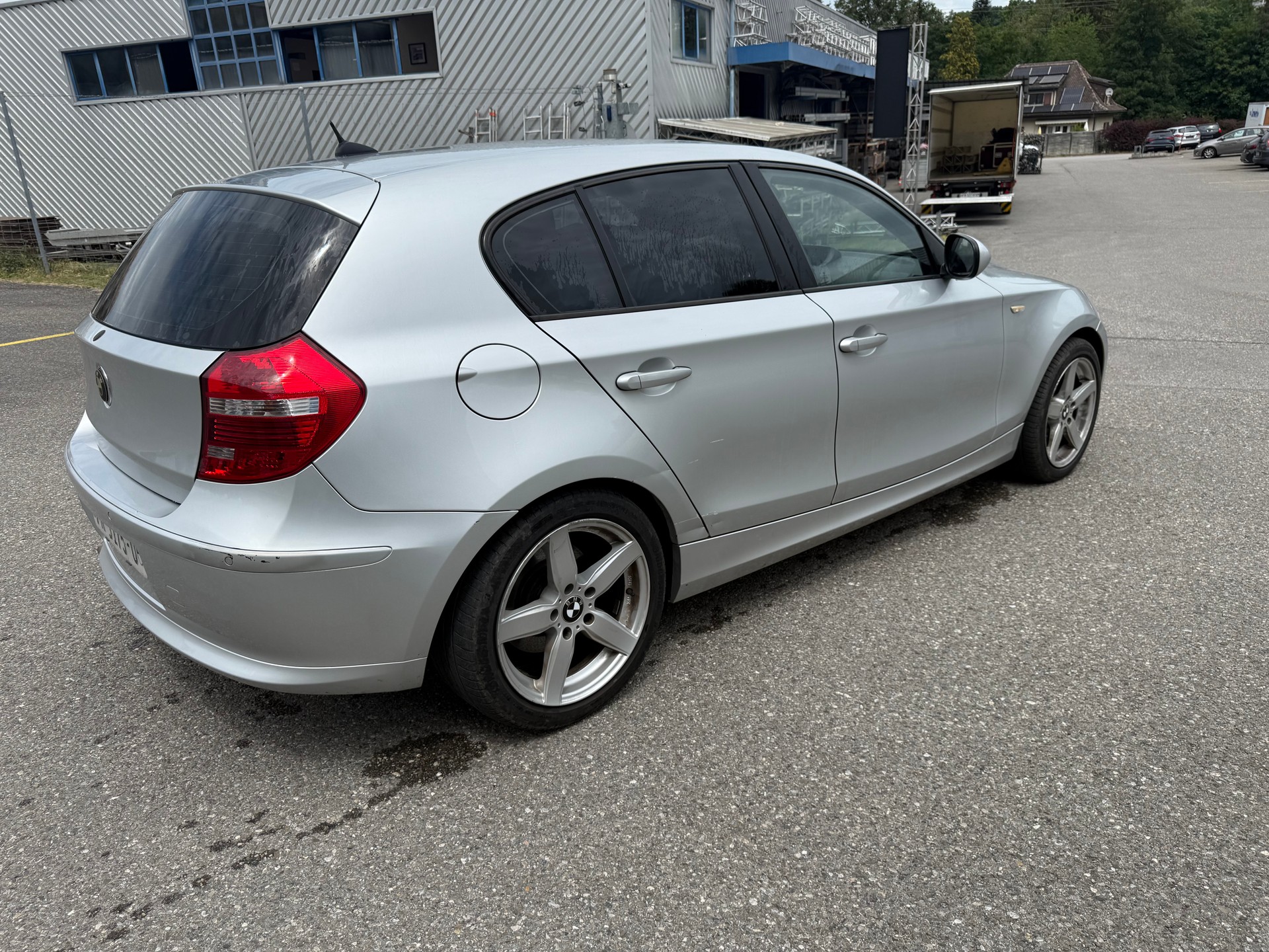 BMW 120i Dynamic Edition-image-3