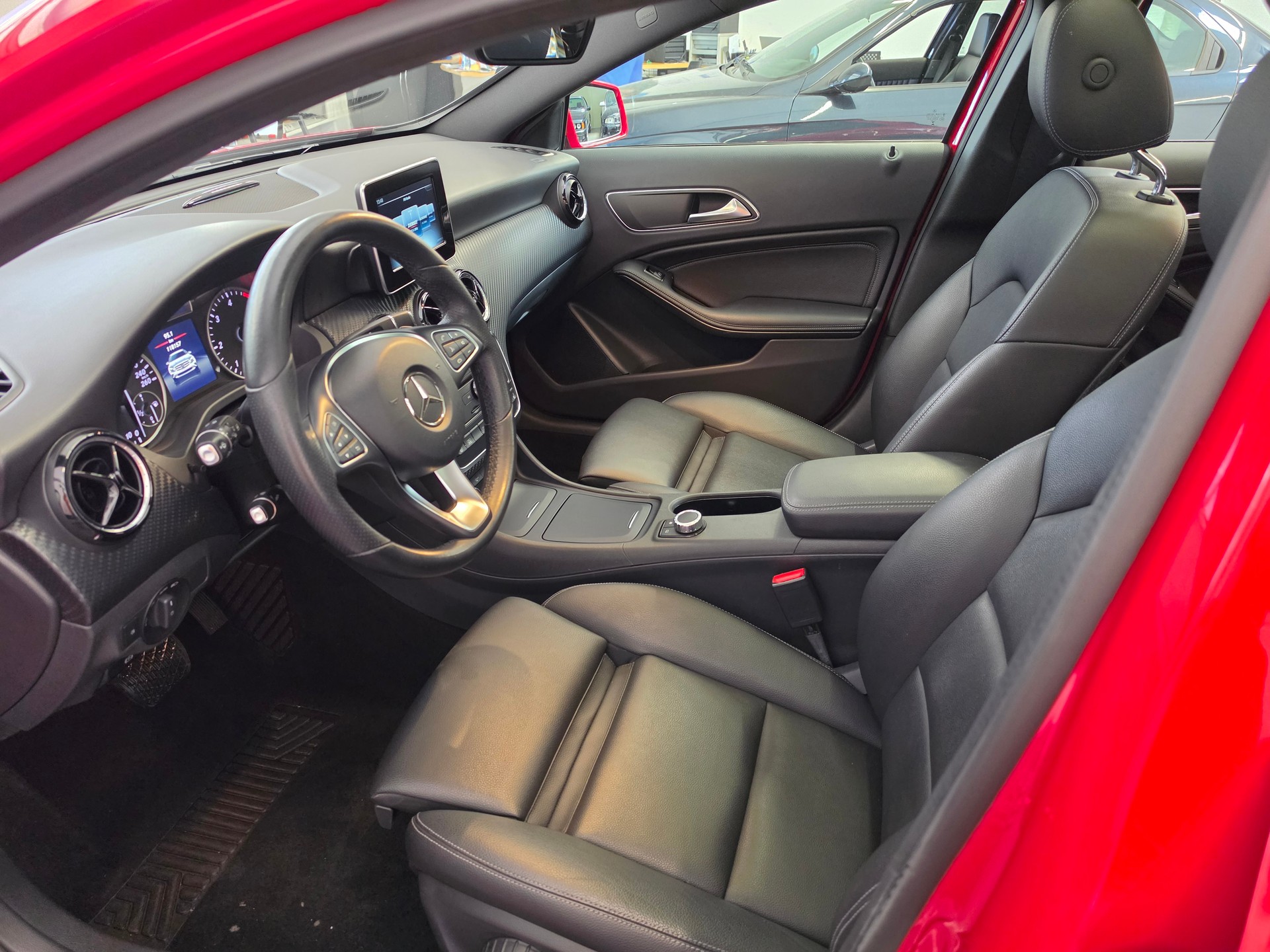 MERCEDES-BENZ GLA 200 CDI Swiss Star Edition 4Matic 7G-DCT-showroom-element-3