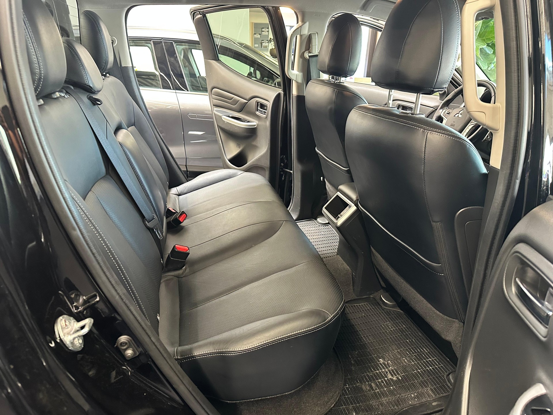 MITSUBISHI L200 D-Cab Pick-up 2.2 DID 4x4 Diamond-image-13