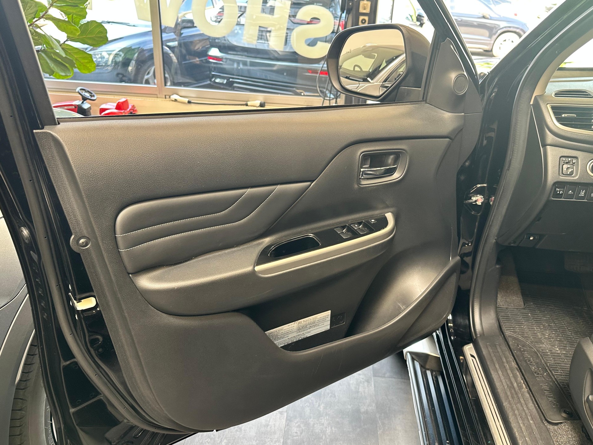MITSUBISHI L200 D-Cab Pick-up 2.2 DID 4x4 Diamond-image-10