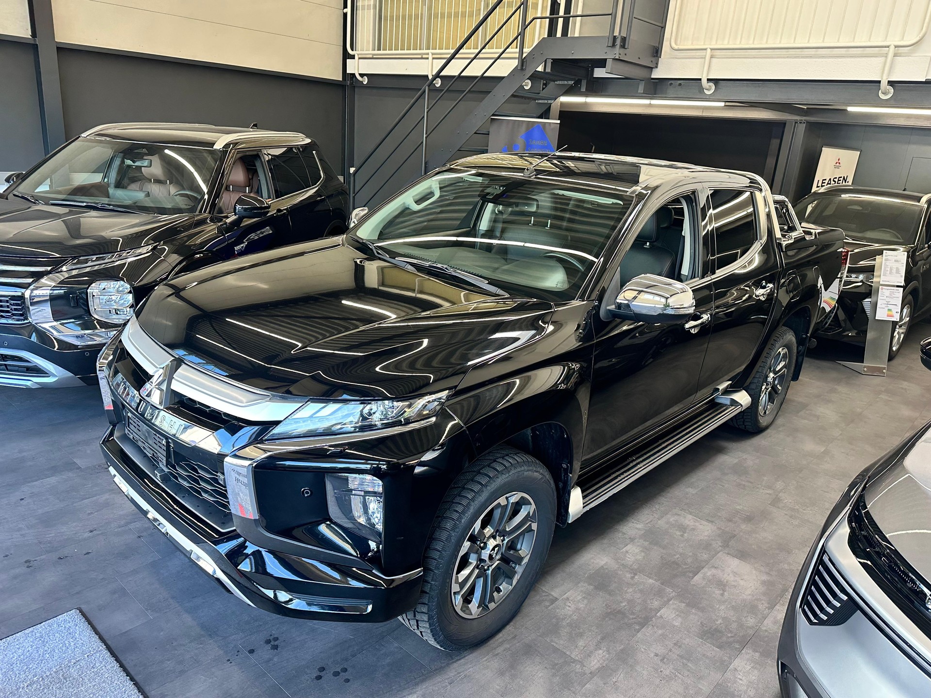 MITSUBISHI L200 D-Cab Pick-up 2.2 DID 4x4 Diamond-showroom-element-1